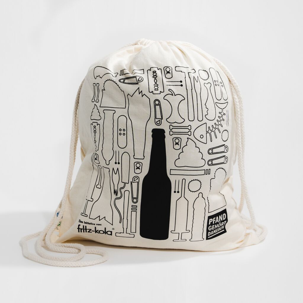 Beiger Stoffbeutel mit schwarzen Linienzeichnungen verschiedener Werkzeuge und Gegenstände. In der Mitte eine schwarze Flaschensilhouette. Unten links "fritz-kola" Text, rechts "PFAND GEHÖRT DANEBEN" Aufkleber. Beutel hat weiße Kordeln.