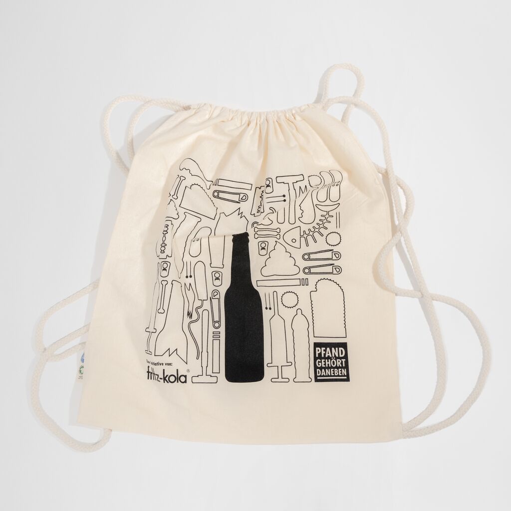 Beiger Stoffbeutel mit schwarzen Linienzeichnungen verschiedener Werkzeuge und Gegenstände. In der Mitte eine schwarze Flaschensilhouette. Unten links "fritz-kola" Text, rechts "PFAND GEHÖRT DANEBEN" Aufkleber. Beutel hat weiße Kordeln.