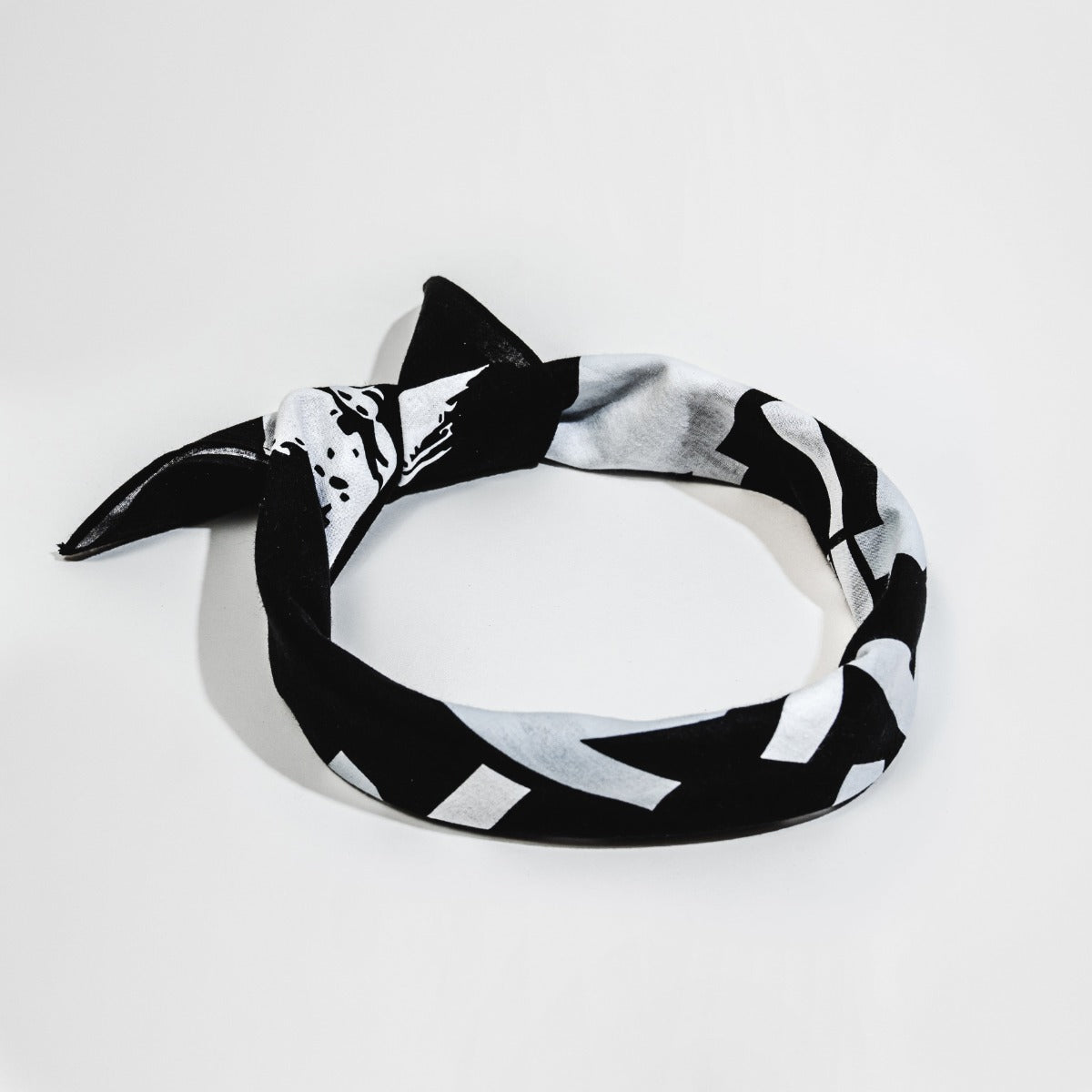 schwarzes Bandana mit fritz-kola schriftzug in weiß gefaltet