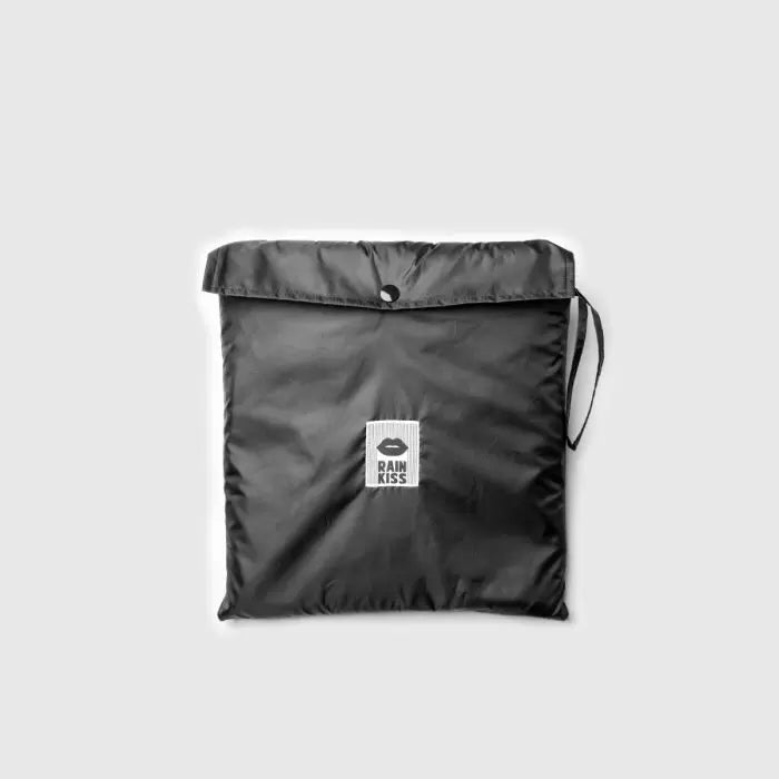 Kleine schwarze Tasche in die sich der Regenponcho von fritz-kola falten lässt