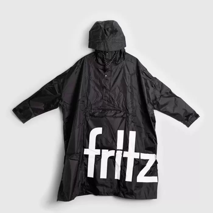 Schwarzer Regenponcho mit Kapuze flach ausgebreitet. Großer weißer "fritz" Schriftzug auf der Vorderseite. Der Poncho hat lange Ärmel und einen Kordelzug am Hals.