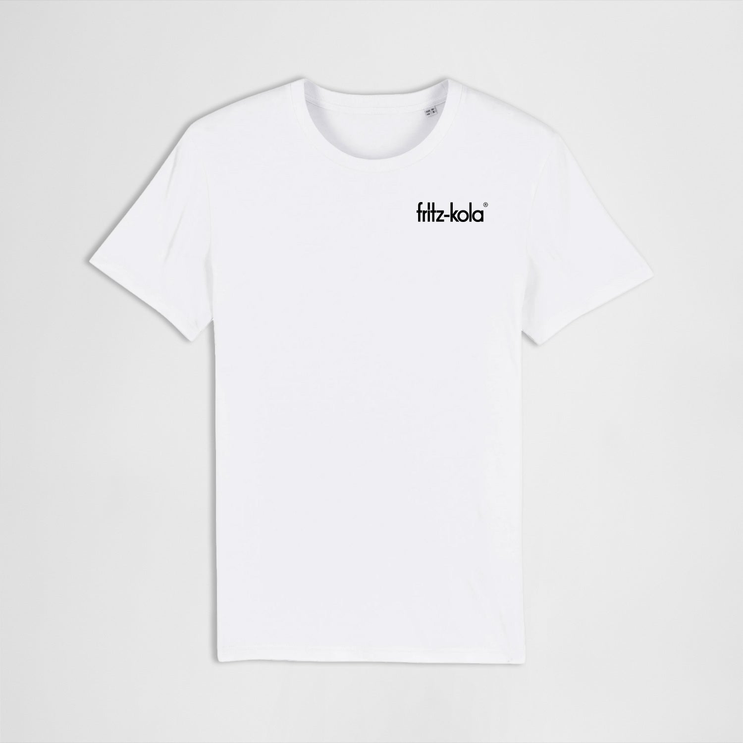 Ein weißes T-Shirt mit kleinem fritz-kola Logo auf der Brust, fotografiert auf weißem Hintergrund.