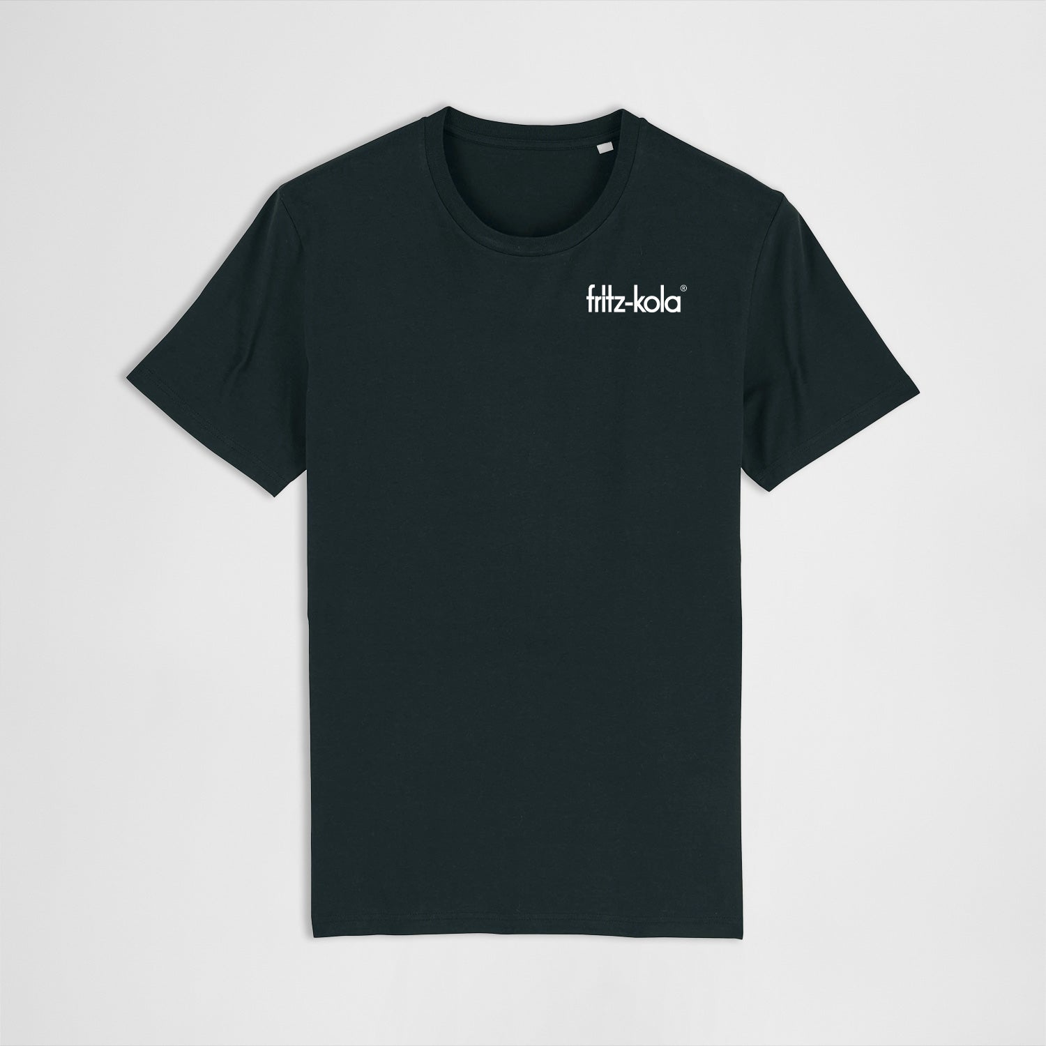 Ein schwarzes T-Shirt mit kleinem fritz-kola Logo auf der Brust, fotografiert auf weißem Hintergrund.