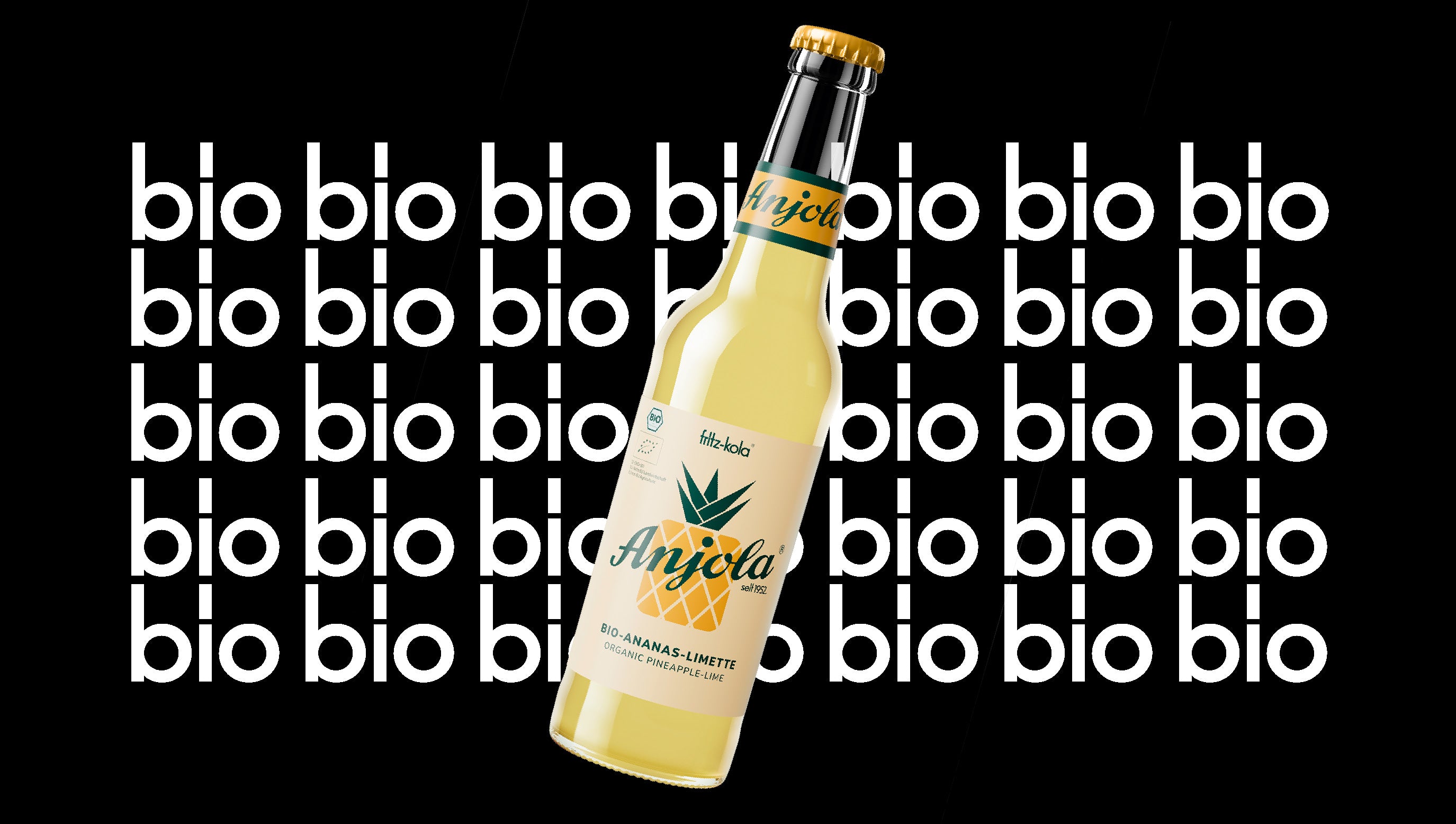 Anjola 0,33l Flasche ist vor einem schwarzen Hintergrund platziert, auf dem das Wort "bio" in weißer Schrift mehrfach wiederholt wird.