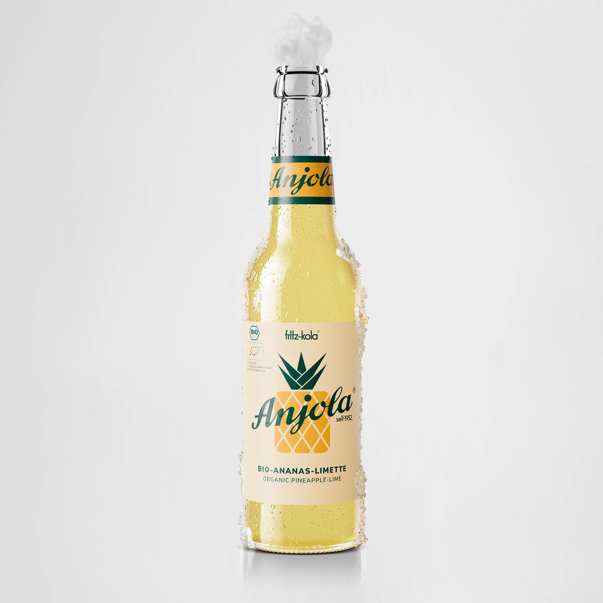 Eine Flasche anjola 0,33l. Die Flasche ist mit Kondenswasser bedeckt und steht vor einem hellen Hintergrund.