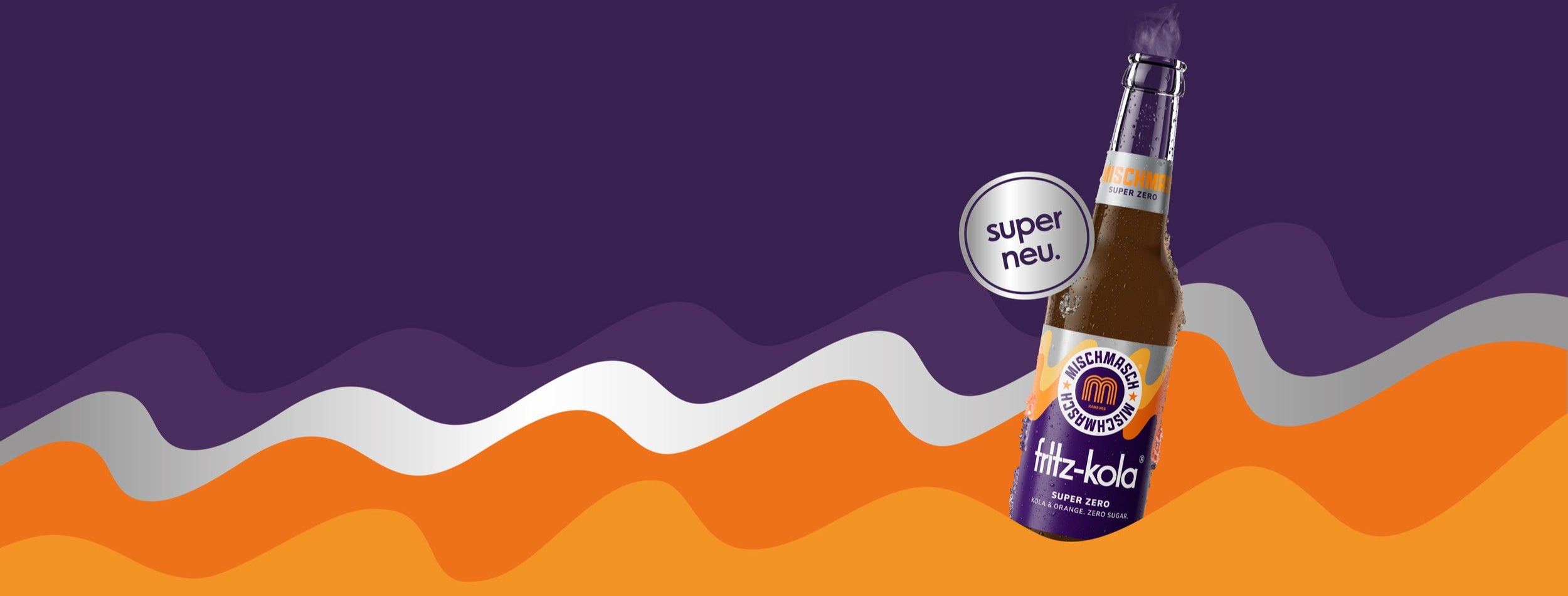 Eine fritz-kola mischmasch Flasche mit dem neuen Produkt 'super zero' vor einem wellenförmigen Hintergrund in Lila, Orange und Gelb. Die Glasflasche enthält ein braunes Getränk und trägt ein lilafarbenes Etikett mit dem fritz-kola mischmasch Logo. Ein runder Aufkleber mit der Aufschrift 'super neu.' ist auf der Flasche platziert. Die Flasche steht leicht geneigt und es ist Kondenswasser auf der Oberfläche zu sehen.