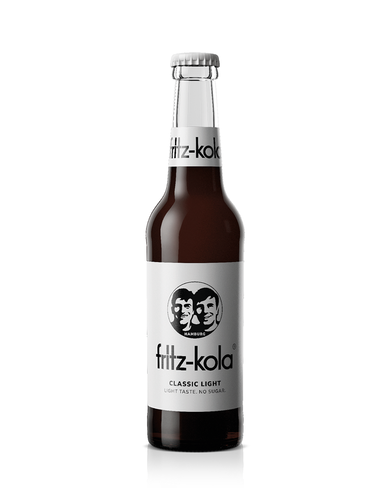 glasflasche fritz-kola classic light mit weißen etiketten, freigestellt