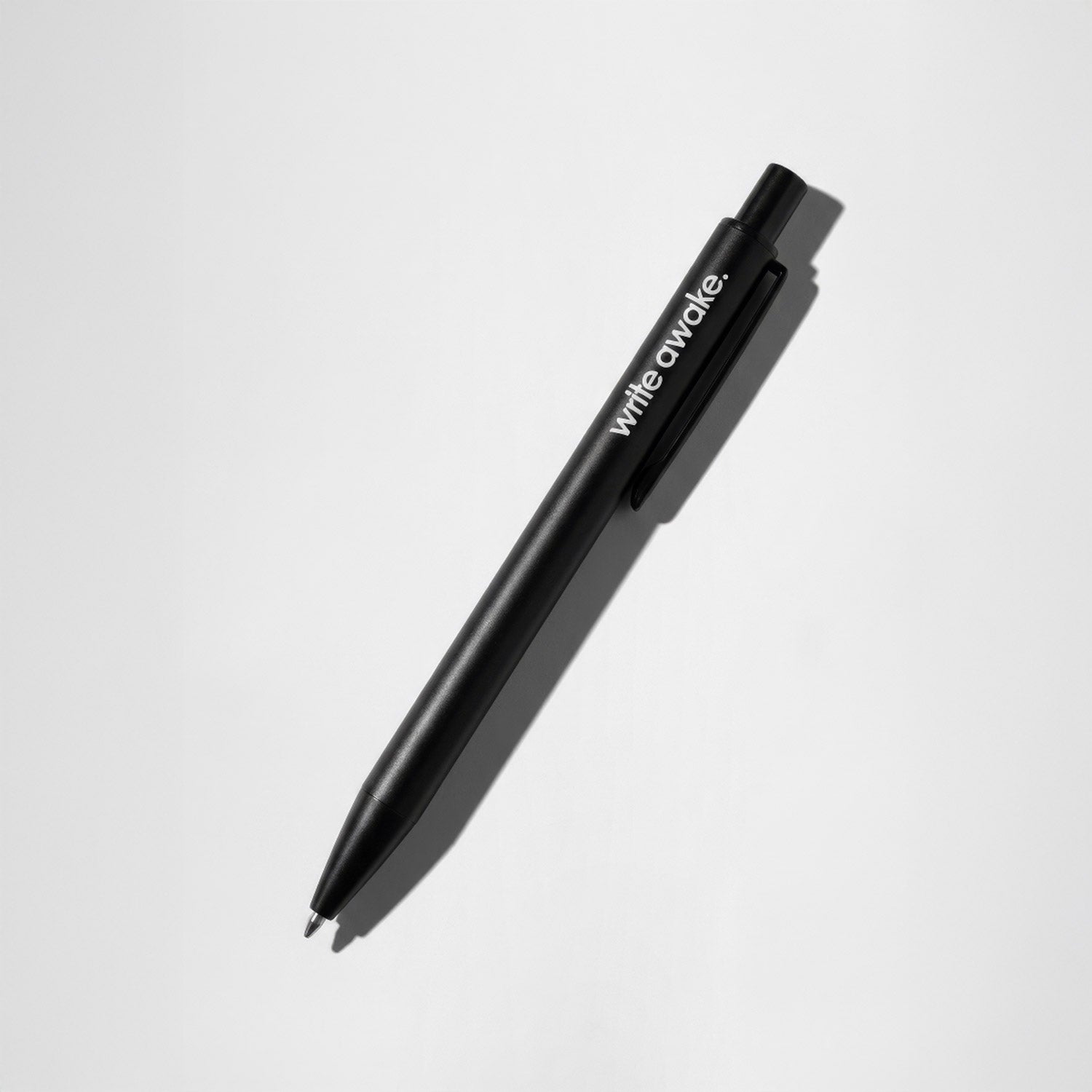 schwarzer Kugelschreiber mit matter optik. Darauf ist in weißer Schrift "wide awake" geschrieben