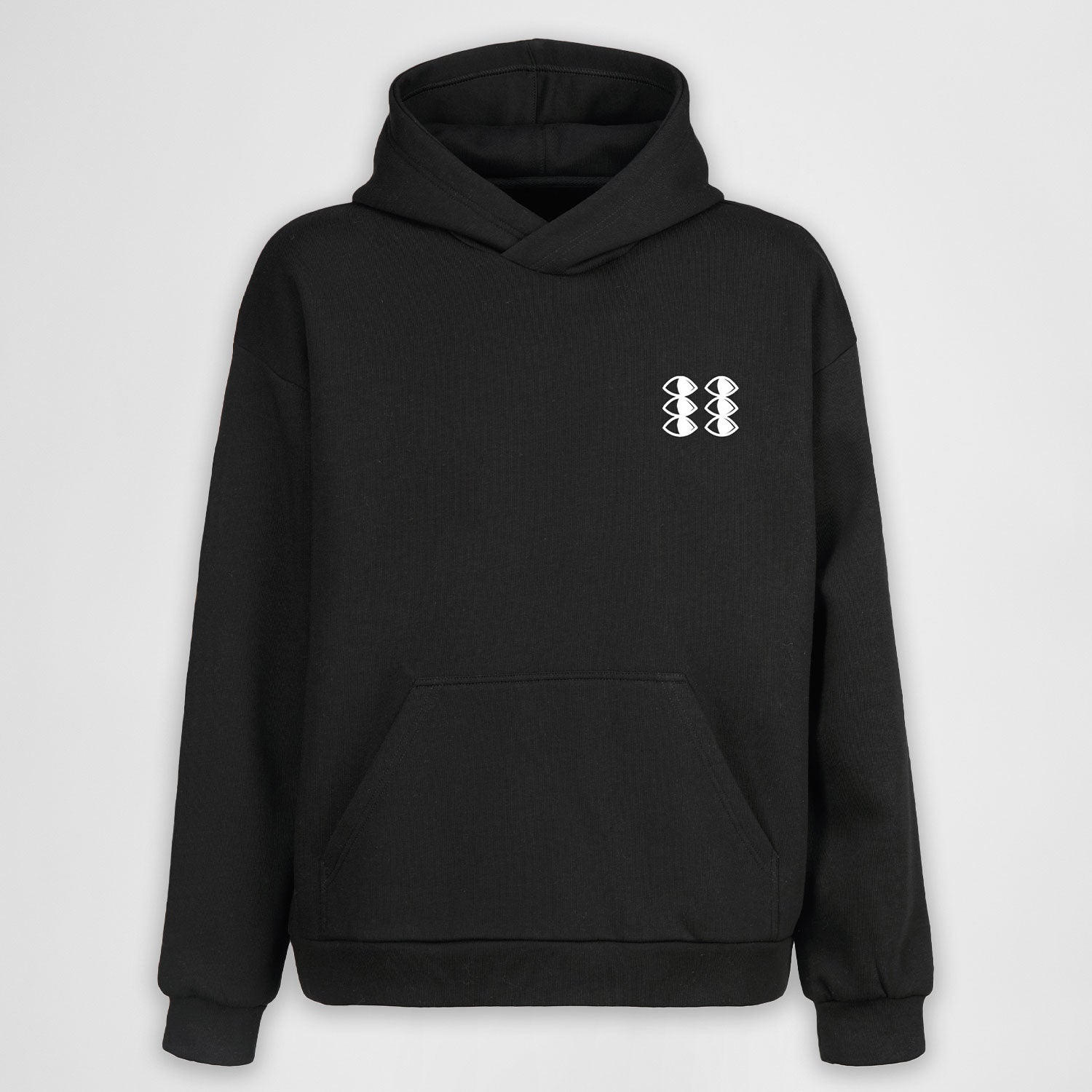 Schwarzer fritz-kola x rktbns Hoodie mit kleinem weißen Logo auf der Brust, flach ausgelegt vor hellem Hintergrund. Das Logo sind 3 übereinander gestapelte Augenpaare.