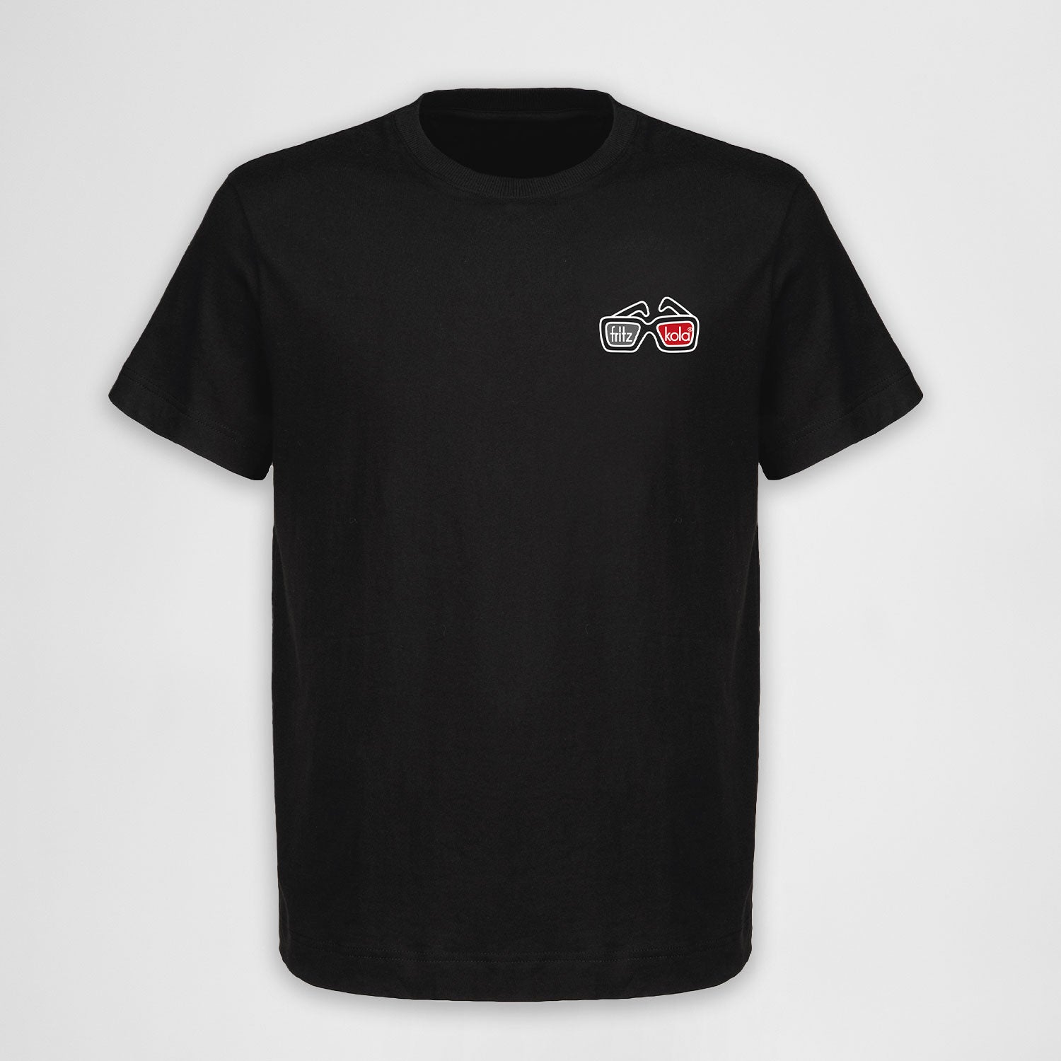 Vorderseite des schwarzen fritz-kola x rktbns T-Shirts mit kleinem Brillen-Logo auf der Brust - "fritz" in weißem und "kola" in rotem Schriftzug in den Brillengläsern, minimalistisches Branding-Detail auf schwarzem Grundton