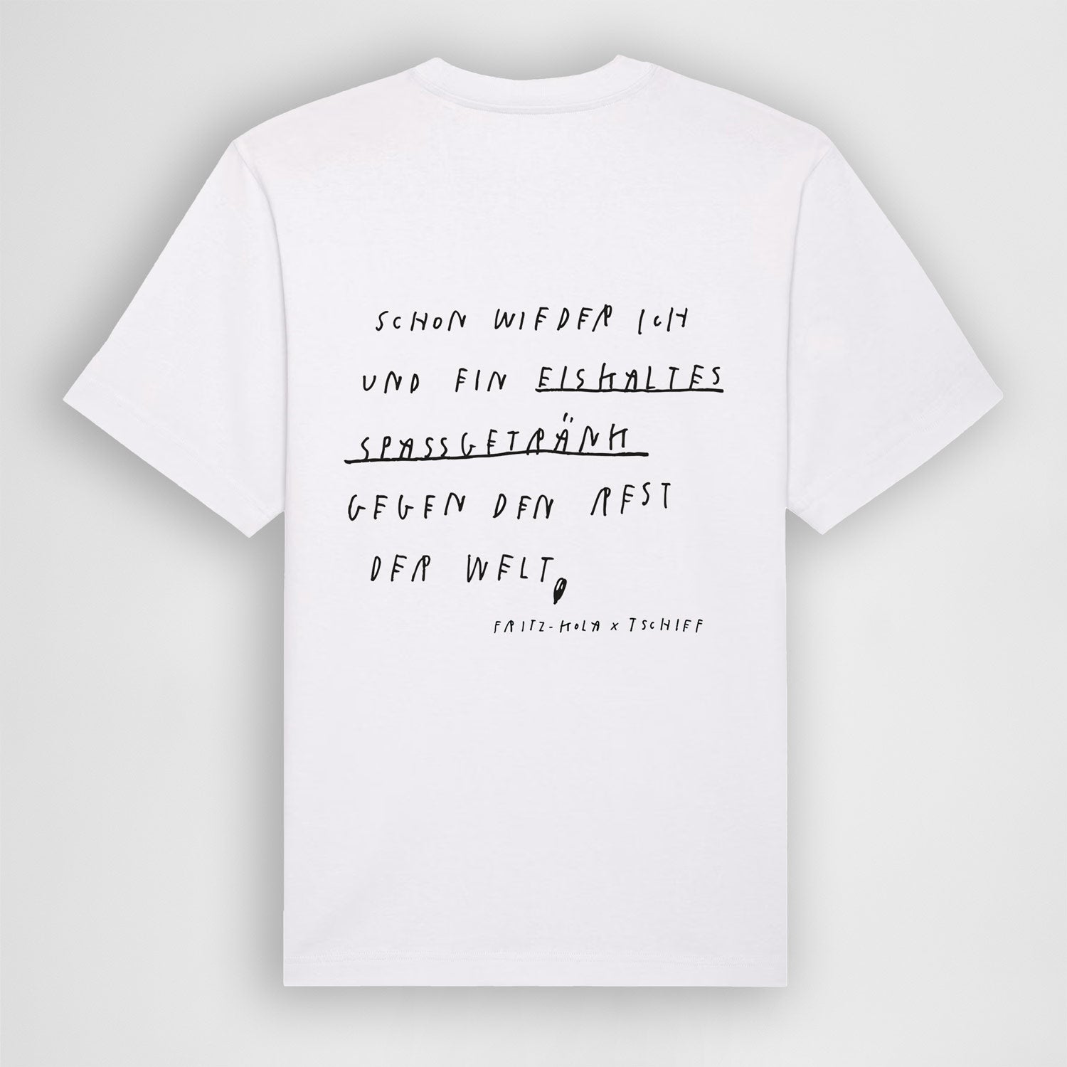 "Weißes T-Shirt mit handschriftlichem Text auf der Rückseite: 'SCHON WIEDER ICH UND EIN EISKALTES SPASSGETRÄNK GEGEN DEN REST DER WELT'. Unten rechts steht klein 'fritz-kola x t-shirt'. Das Shirt liegt auf hellgrauem Hintergrund.