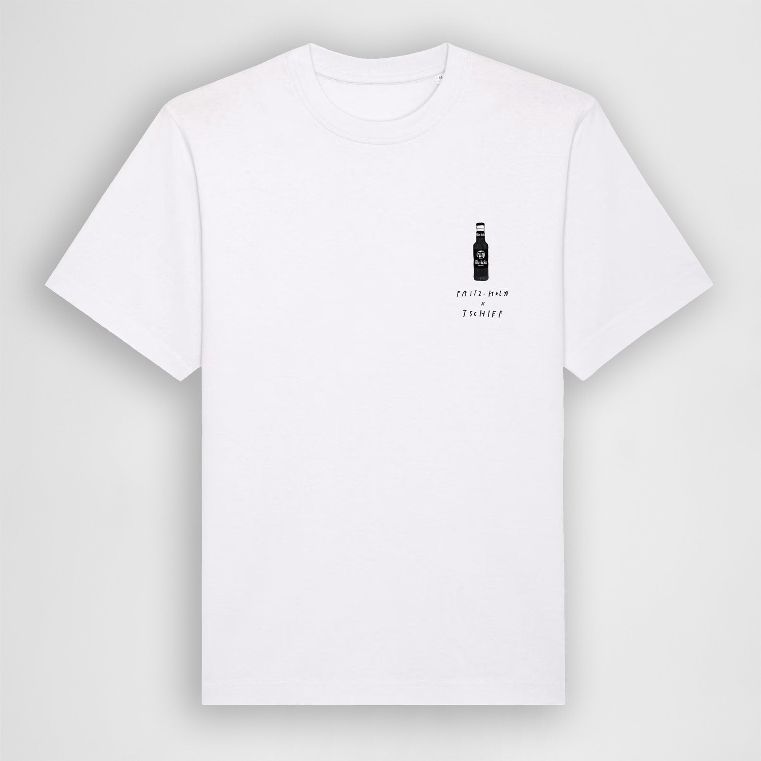 Weißes T-Shirt mit kleinem Brustdruck einer fritz-kola Flasche in schwarz. Unter der Flasche steht 'fritz-kola x Tschief'. Das T-Shirt hat einen Rundhalsausschnitt und kurze Ärmel. Es ist auf einem hellgrauen Hintergrund präsentiert.