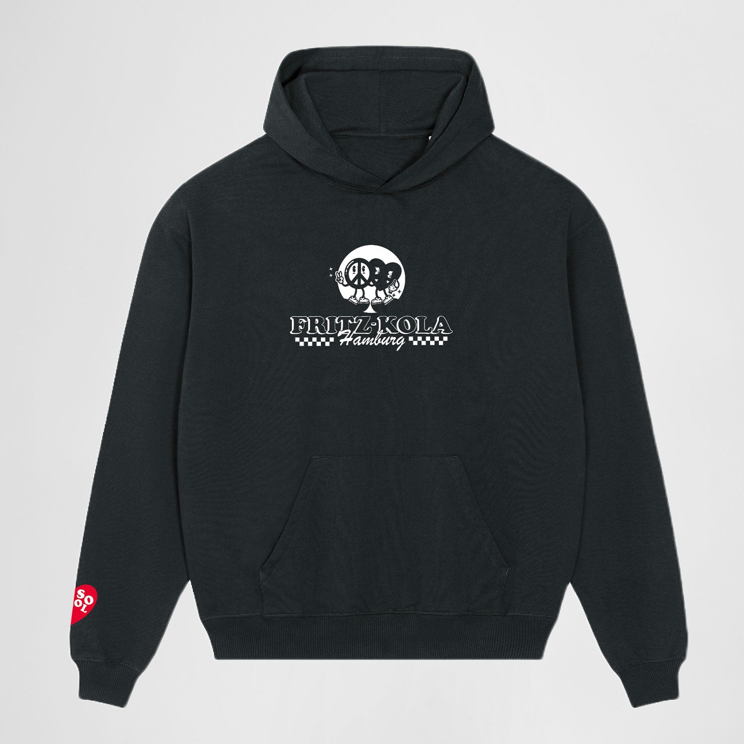 schwarzer fritz-kola Hoodie mit weißem Aufdruck auf der Vorderseite (Brust). Zeigt eine Peace-Zeichen-Figur und eine Herz-Figur vor weißem Kreis, darüber steht "fritz-kola" in geschwungenen Buchstaben. Darunter "Hamburg" zwischen karierten Streifen. Rechter Ärmel hat rotes Herz mit "ur so cool" print. Text "fritz & love, baby!" unter den Figuren.