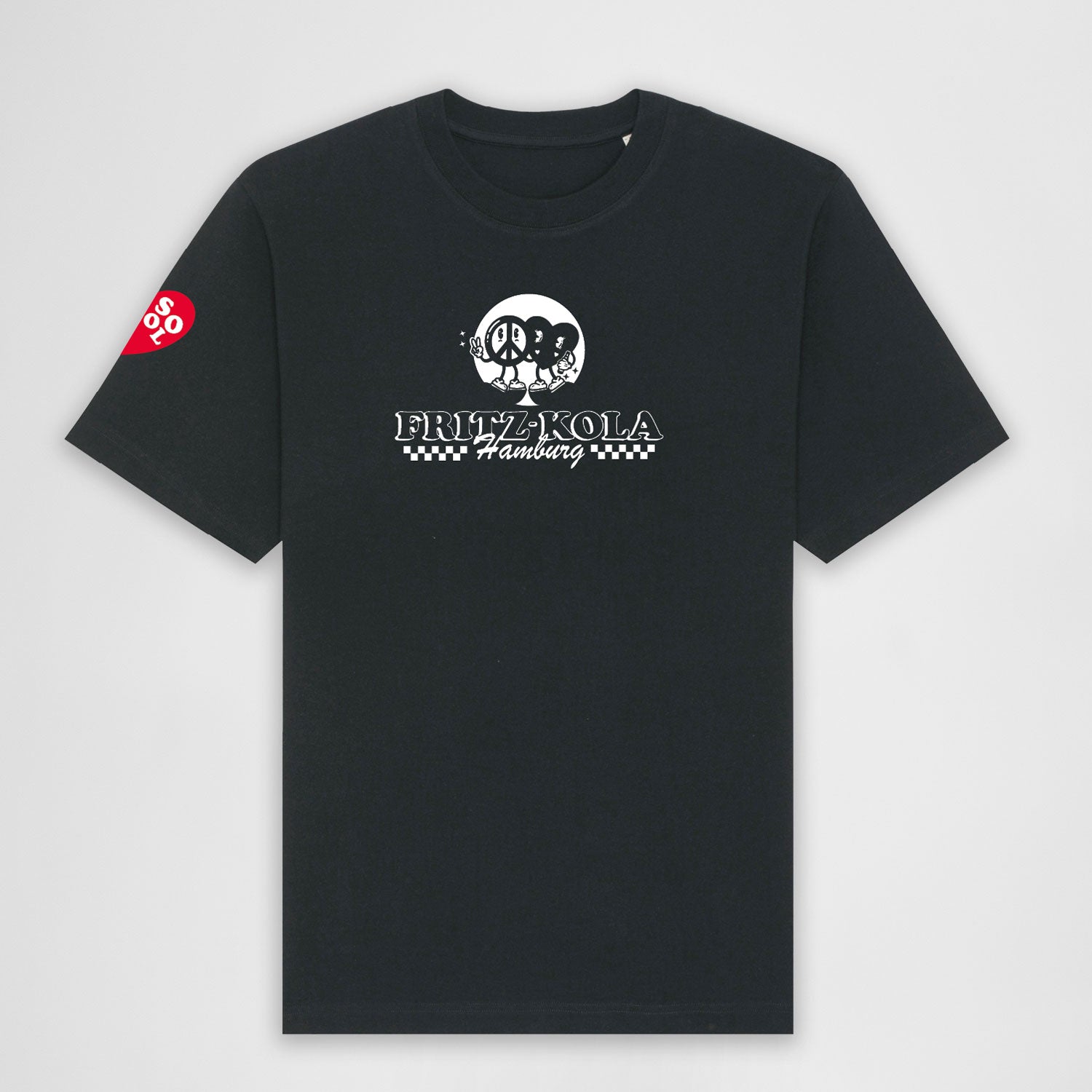 schwarzes fritz-kola T-Shirt mit weißem Aufdruck auf der Vorderseite (Brust). Zeigt eine Peace-Zeichen-Figur und eine Herz-Figur vor weißem Kreis, darüber steht "fritz-kola" in geschwungenen Buchstaben. Darunter "Hamburg" zwischen karierten Streifen. Rechter Ärmel hat rotes Herz mit "ur so cool" print. Text "fritz & love, baby!" unter den Figuren.