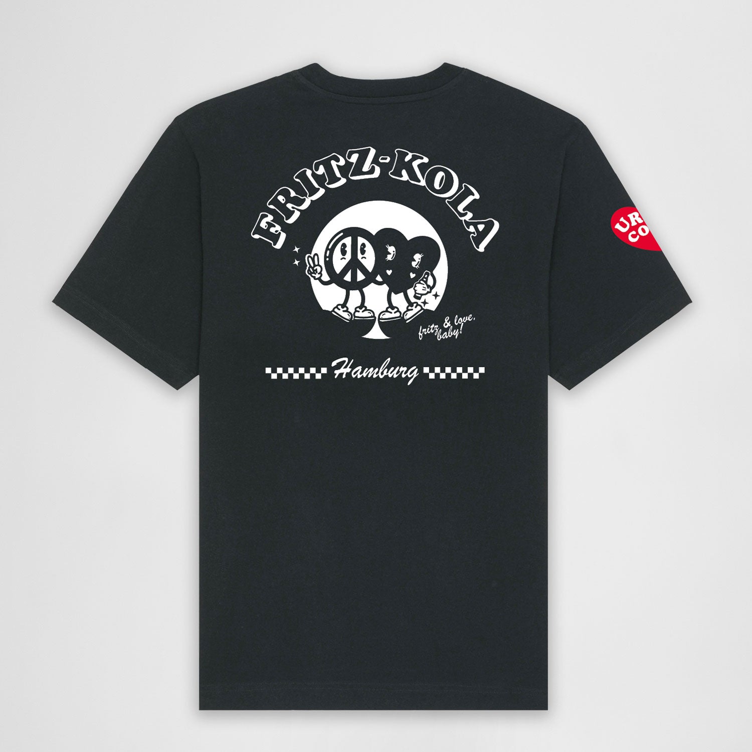 schwarzes fritz-kola T-Shirt mit weißem Aufdruck auf der Rückseite. Zeigt eine Peace-Zeichen-Figur und eine Herz-Figur vor weißem Kreis, darüber steht "fritz-kola" in geschwungenen Buchstaben. Darunter "Hamburg" zwischen karierten Streifen. Rechter Ärmel hat rotes Herz mit "ur so cool" print. Text "fritz & love, baby!" unter den Figuren.