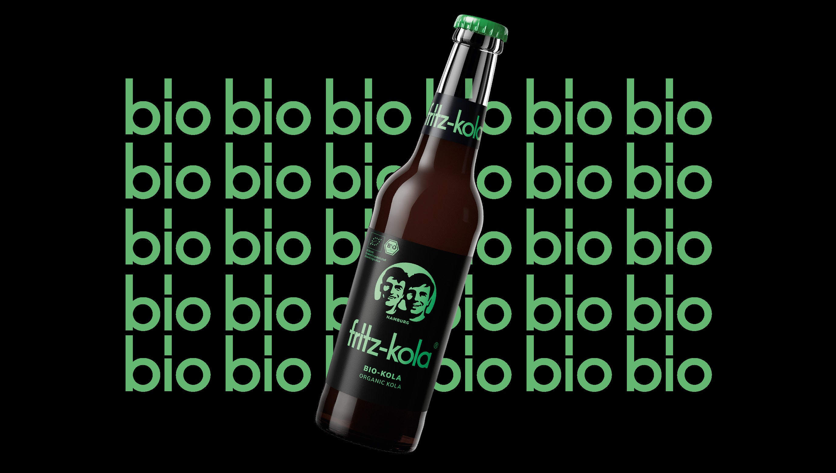 fritz-kola bio-kola 0,33l Flasche ist vor einem schwarzen Hintergrund platziert, auf dem das Wort "bio" in weißer Schrift mehrfach wiederholt wird.