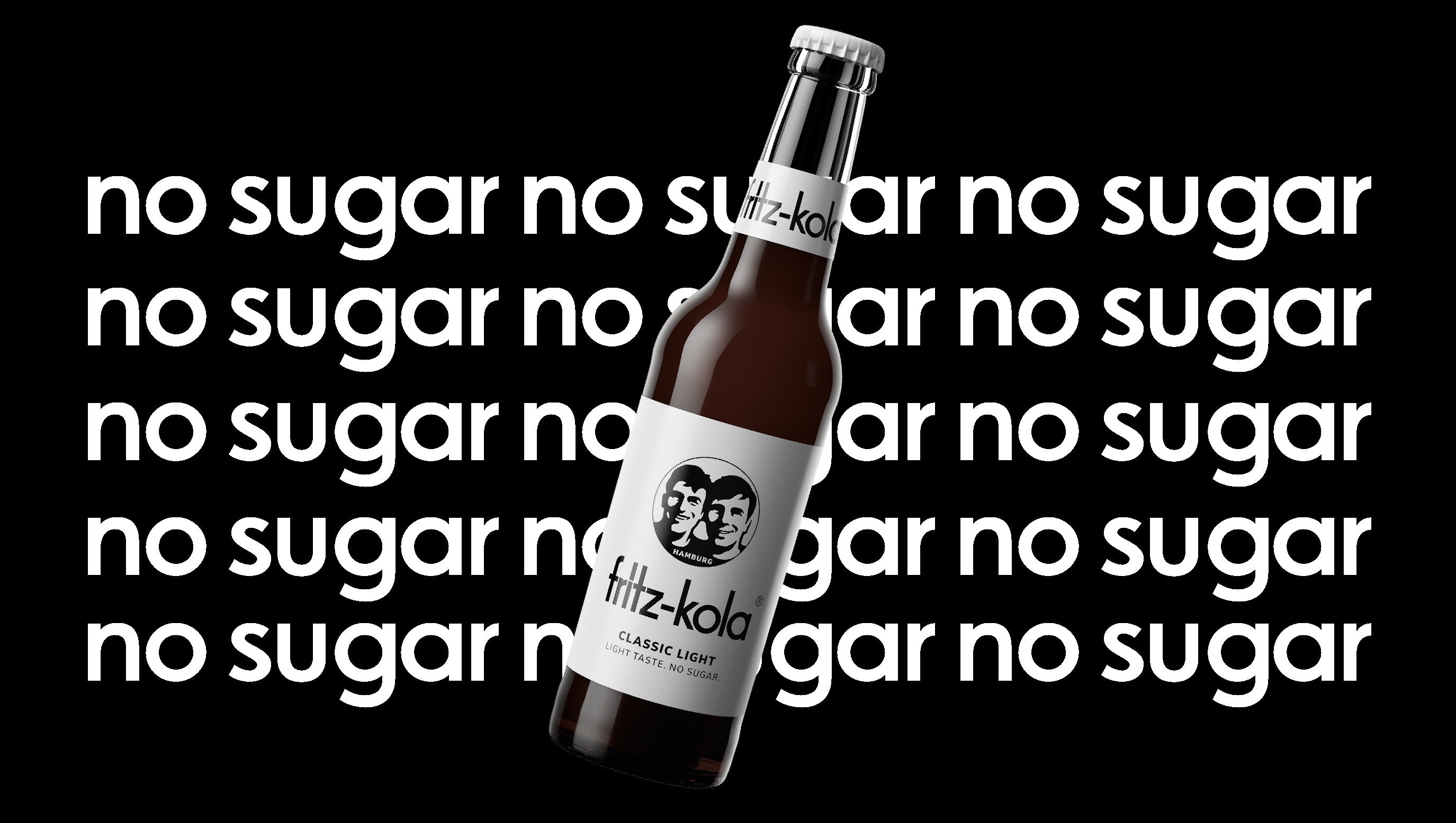 fritz-kola classic light 0,33l Flasche ist vor einem schwarzen Hintergrund platziert, auf dem das Wort "bio" in weißer Schrift mehrfach wiederholt wird.