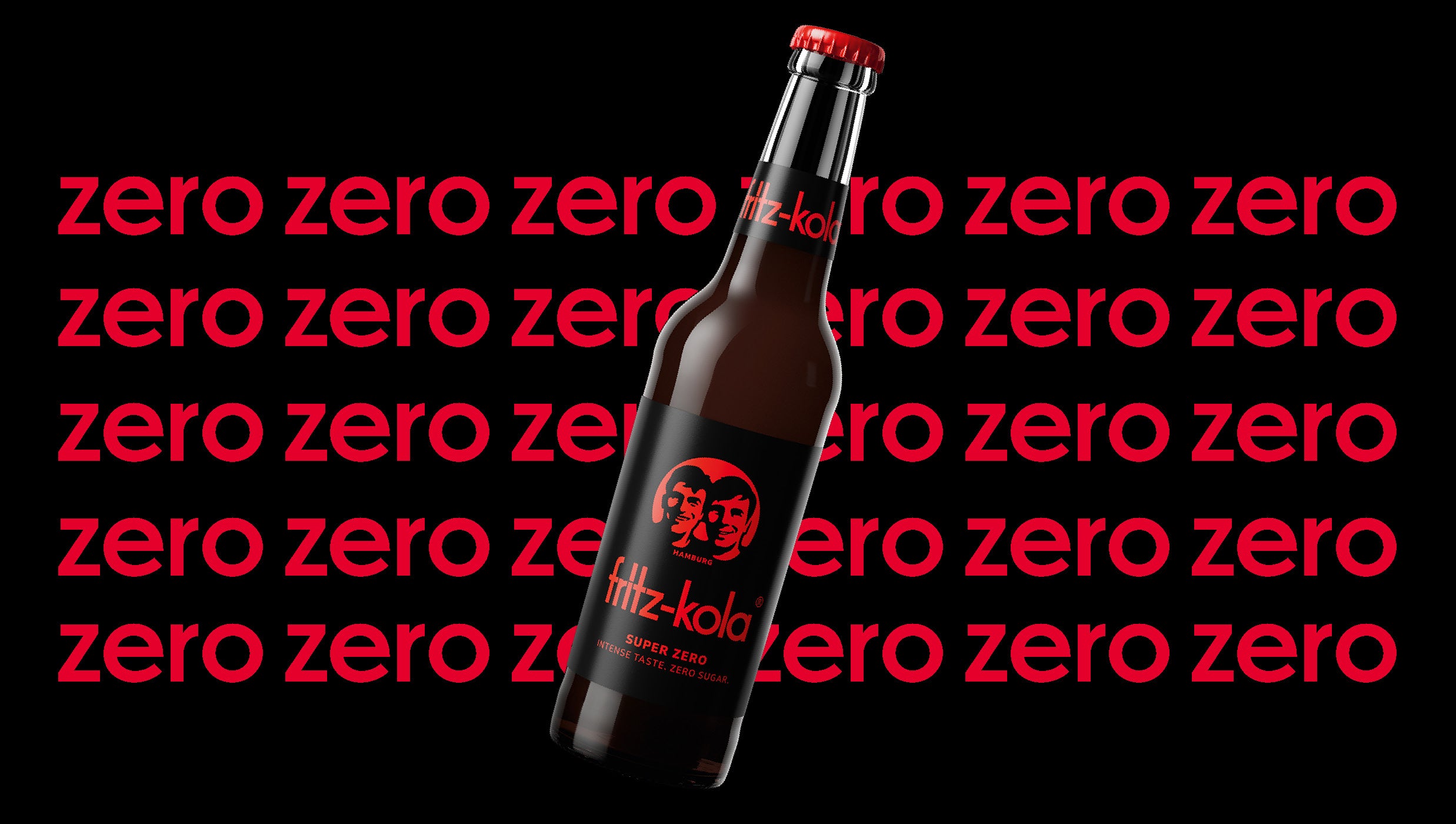 fritz-kola super zero 0,33l Flasche ist vor einem schwarzen Hintergrund platziert, auf dem das Wort "zero" in weißer Schrift mehrfach wiederholt wird.