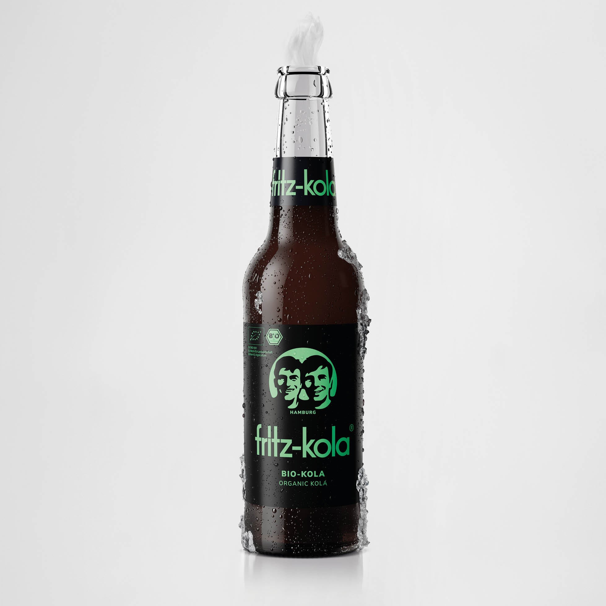 Eine Flasche fritz-kola bio-kola 0,33l. Die Flasche ist mit Kondenswasser bedeckt und steht vor einem hellen Hintergrund.