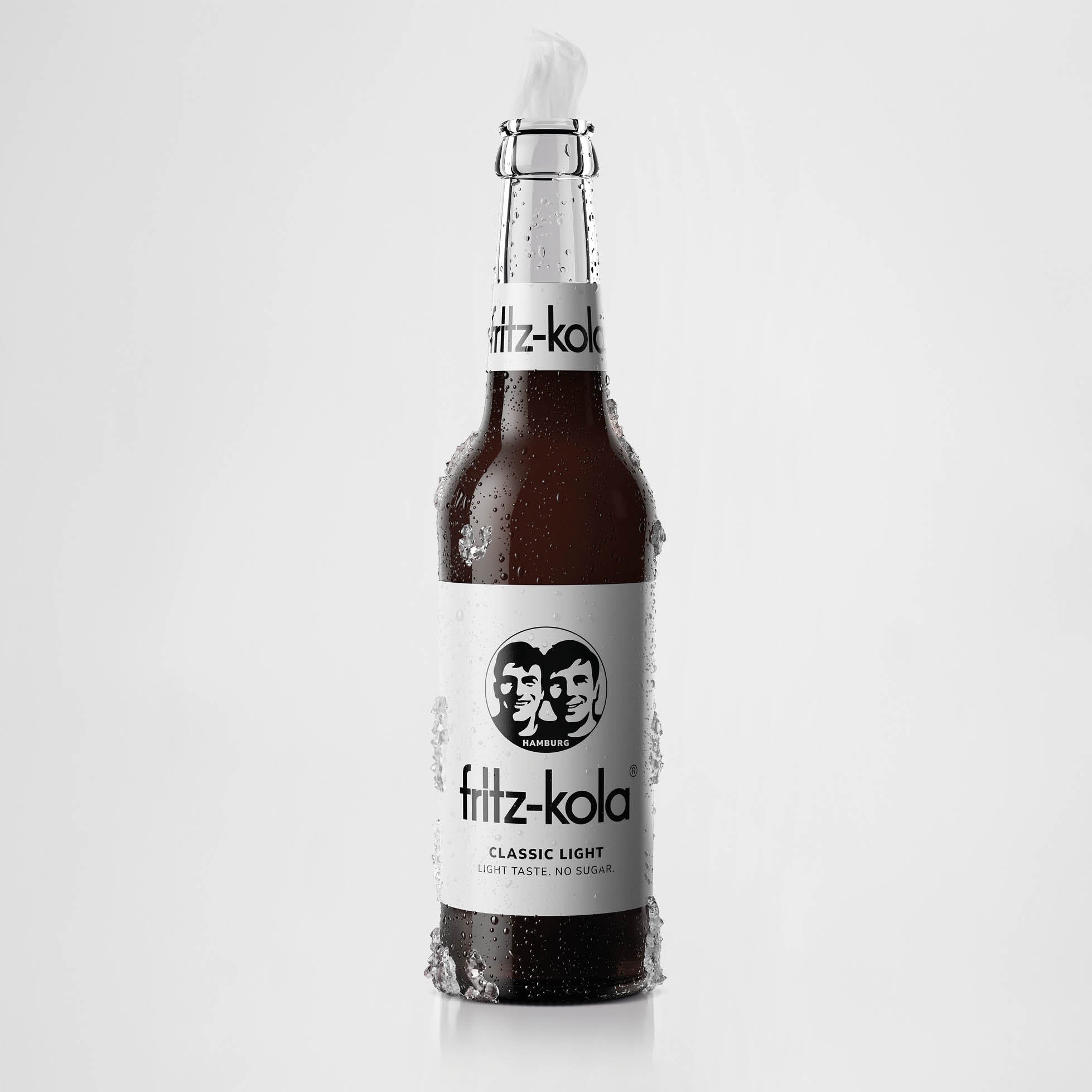 Eine Flasche fritz-kola classic ligth 0,33l. Die Flasche ist mit Kondenswasser bedeckt und steht vor einem hellen Hintergrund.