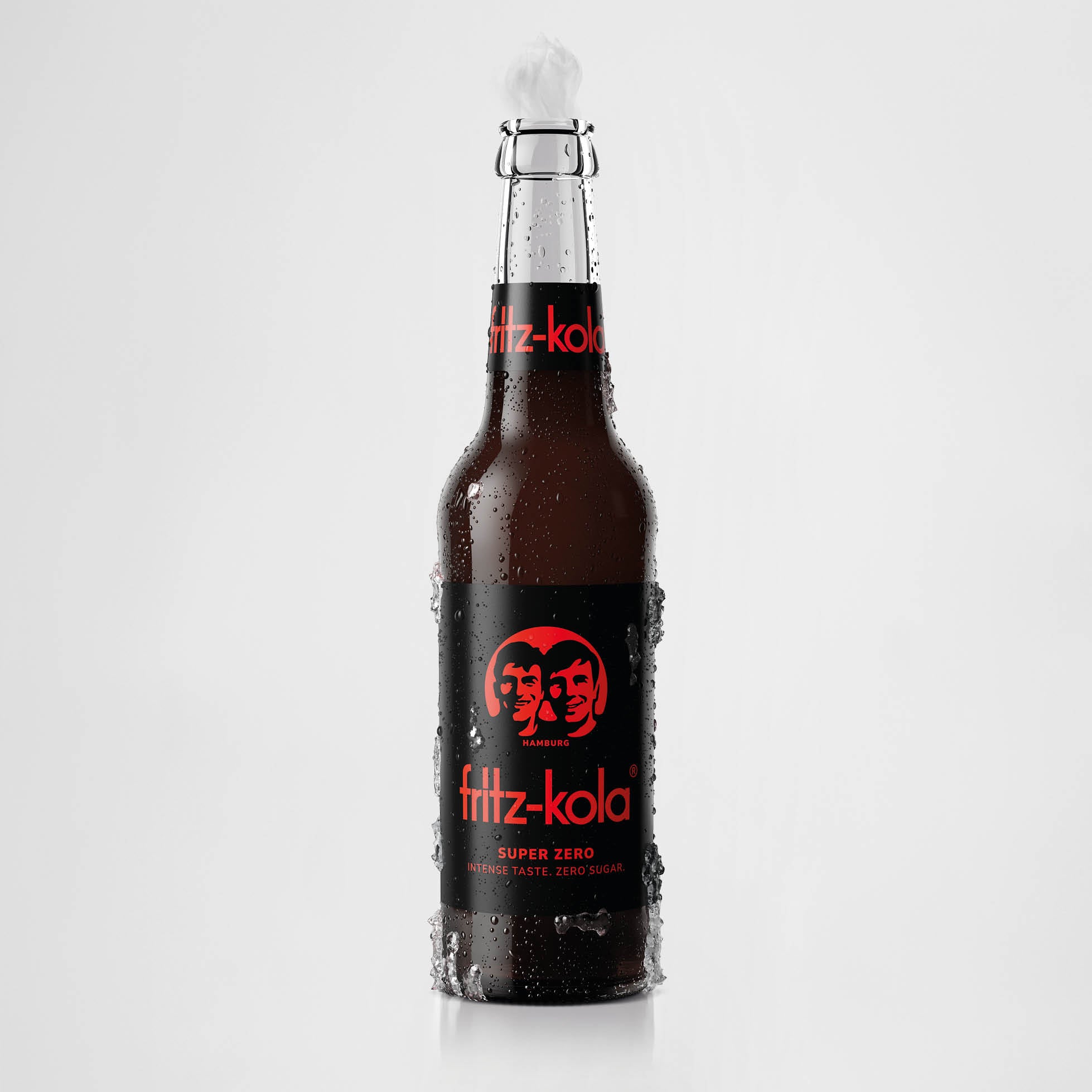 Eine Flasche fritz-limo super-zero 0,33l. Die Flasche ist mit Kondenswasser bedeckt und steht vor einem hellen Hintergrund.