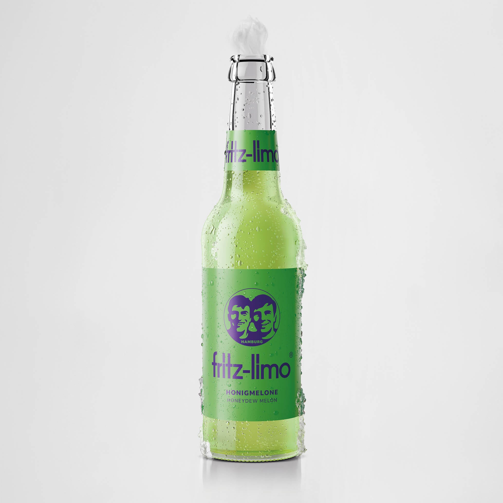 Eine Flasche fritz-limo honigmelone 0,33l. Die Flasche ist mit Kondenswasser bedeckt und steht vor einem hellen Hintergrund.