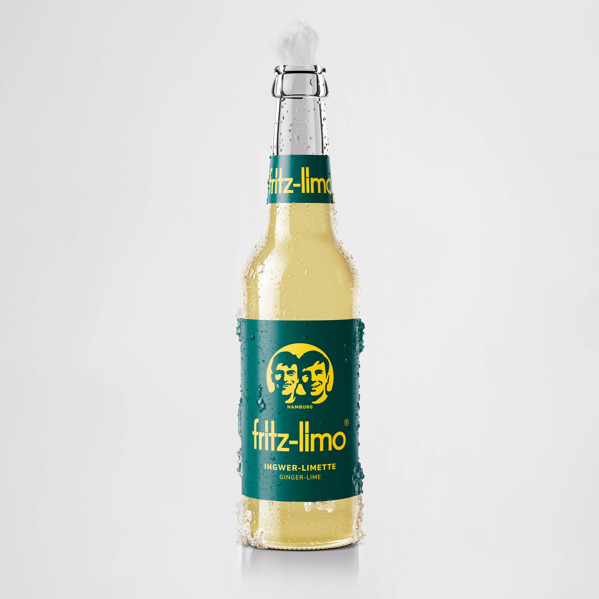 Eine Flasche fritz-limo ingwer-limette. Die Flasche ist mit Kondenswasser bedeckt und steht vor einem hellen Hintergrund.