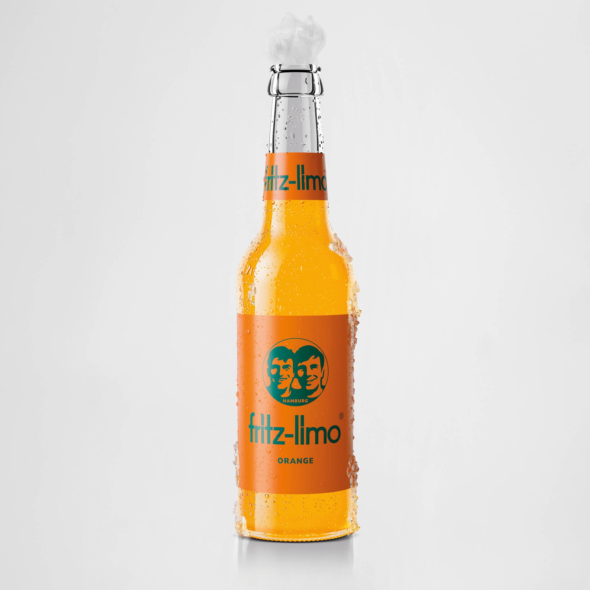 Eine Flasche fritz-limo orange. Die Flasche ist mit Kondenswasser bedeckt und steht vor einem hellen Hintergrund.