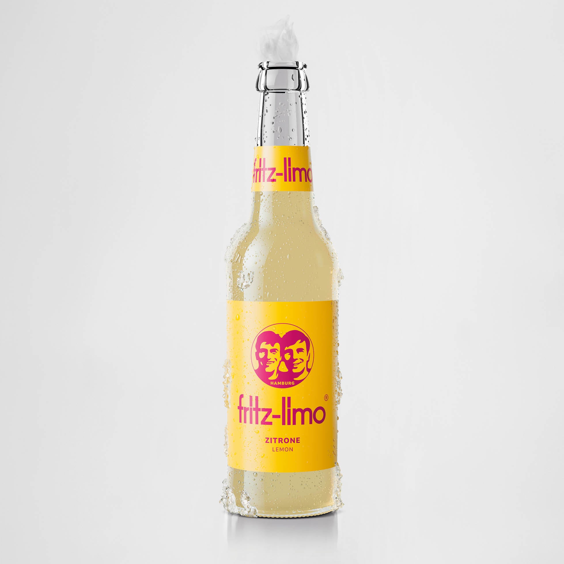 Eine Flasche fritz-limo zitrone. Die Flasche ist mit Kondenswasser bedeckt und steht vor einem hellen Hintergrund.