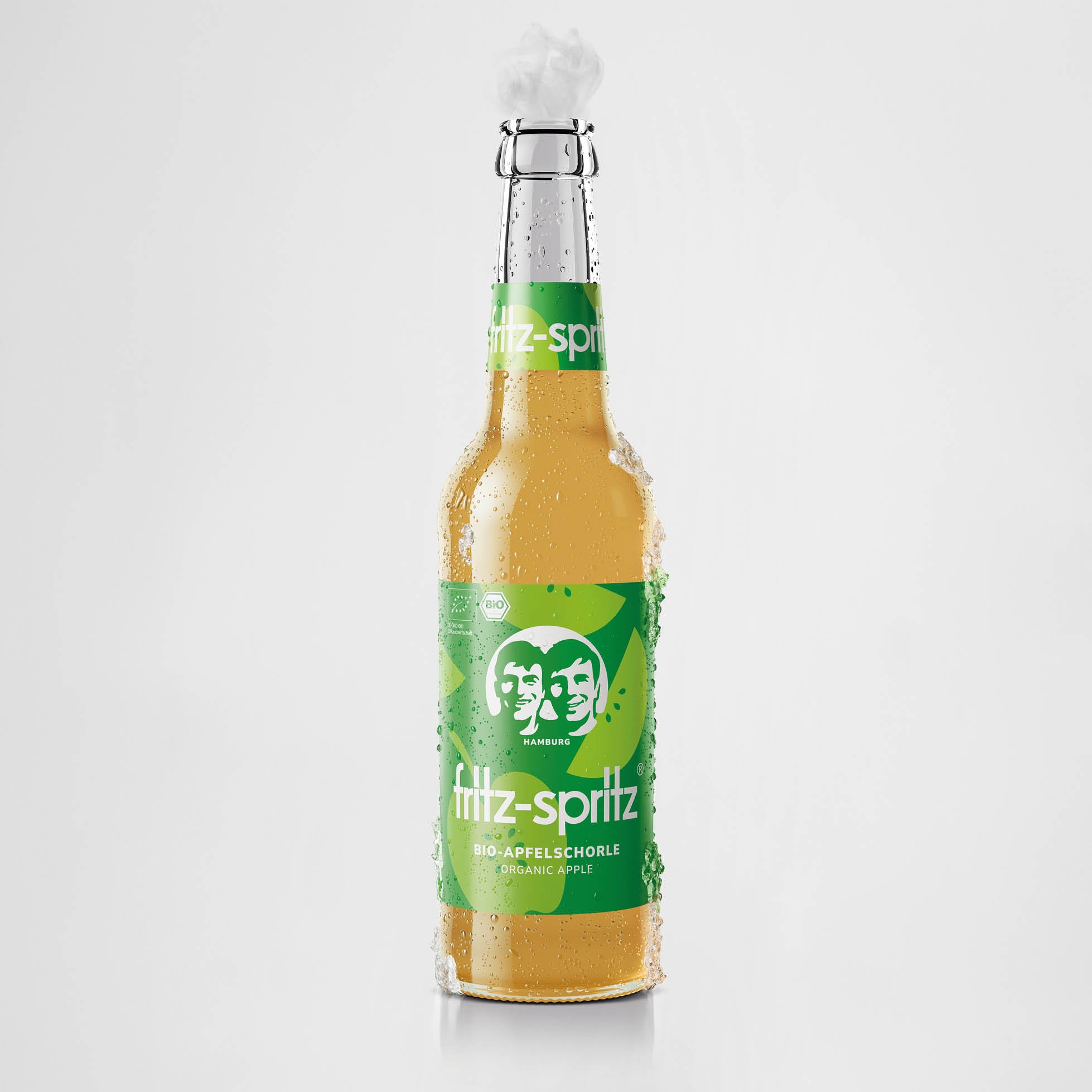 Eine Flasche fritz-spritz bio-apfelschorle. Die Flasche ist mit Kondenswasser bedeckt und steht vor einem hellen Hintergrund.