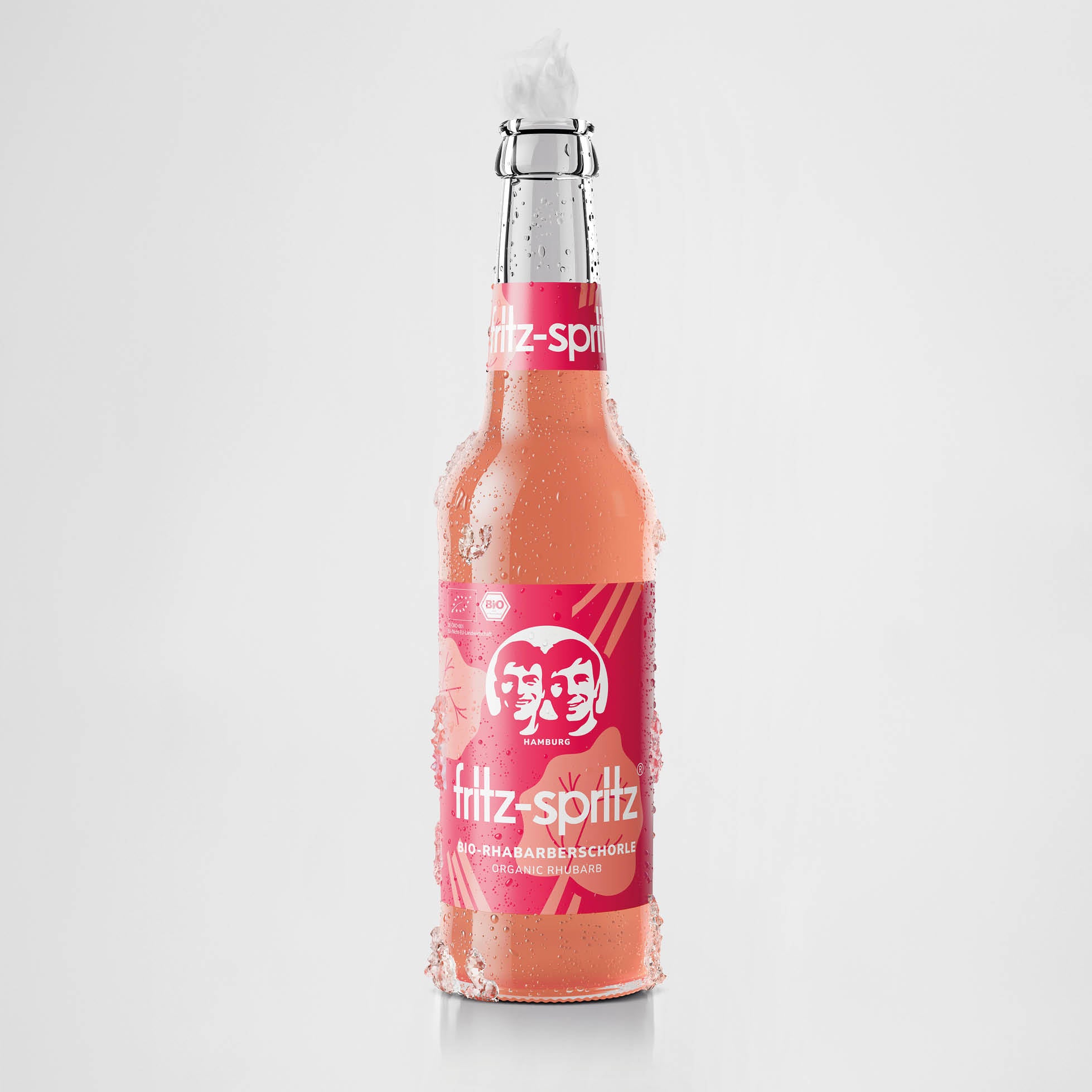 Eine Flasche fritz-spritz bio-rhabarberschorle. Die Flasche ist mit Kondenswasser bedeckt und steht vor einem hellen Hintergrund.