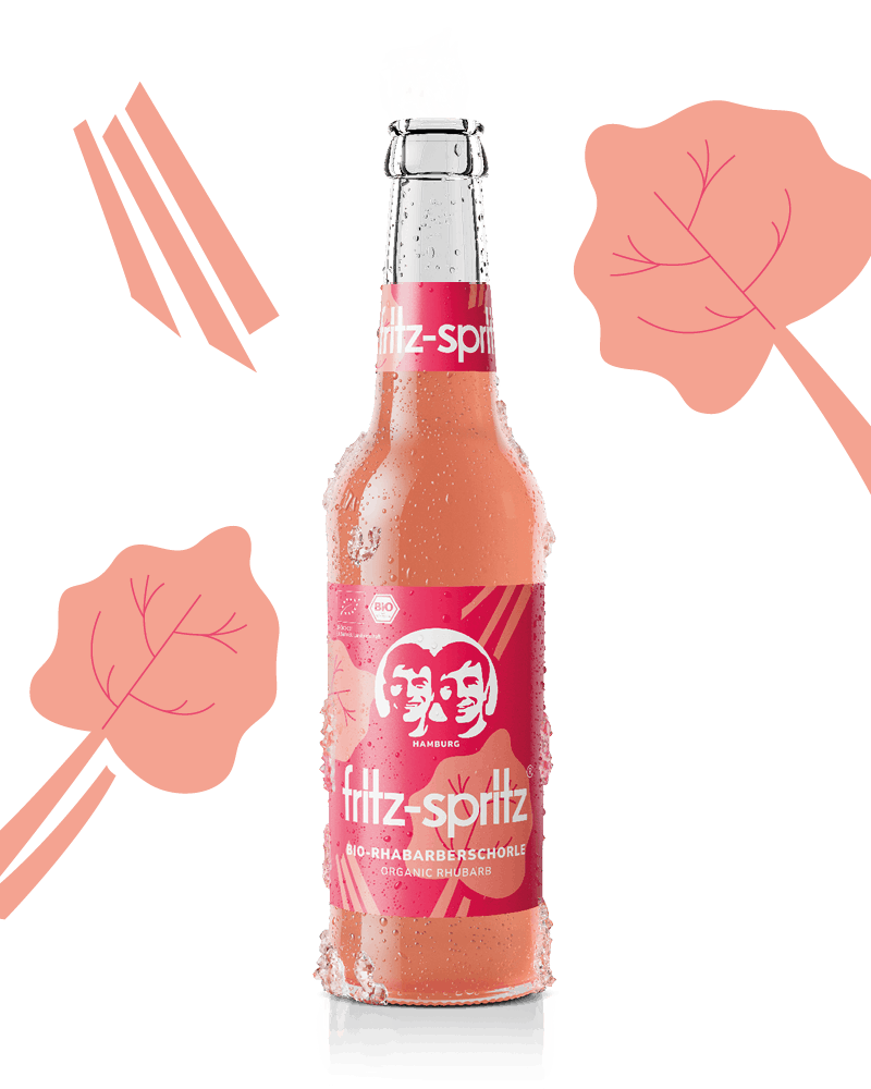 glasflasche fritz-spritz bio-rhabarberschorle mit rotem etikett und kondenswasser