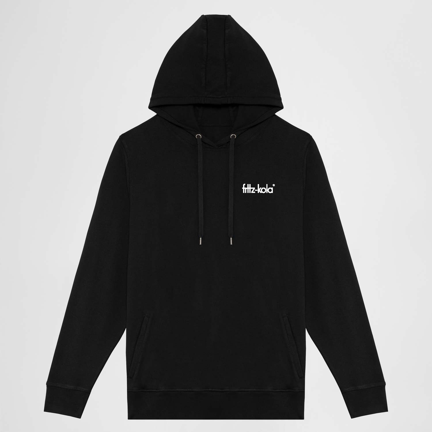 Ein schwarzer Kapuzenpullover mit einfachem fritz-kola Schriftzug in Weiß auf der linken Brustseite. Der Hoodie ist klassisch geschnitten mit Kängurutasche, Kordelzug an der Kapuze und Rippbündchen an Ärmeln und Saum. Er ist flach liegend vor weißem Hintergrund fotografiert.