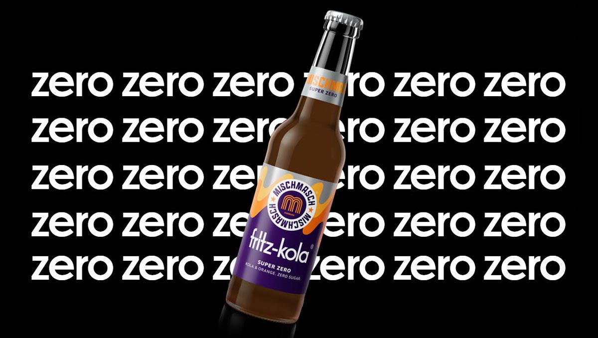 mischmasch super zero 0,33l Flasche ist vor einem schwarzen Hintergrund platziert, auf dem das Wort "zero" in weißer Schrift mehrfach wiederholt wird.