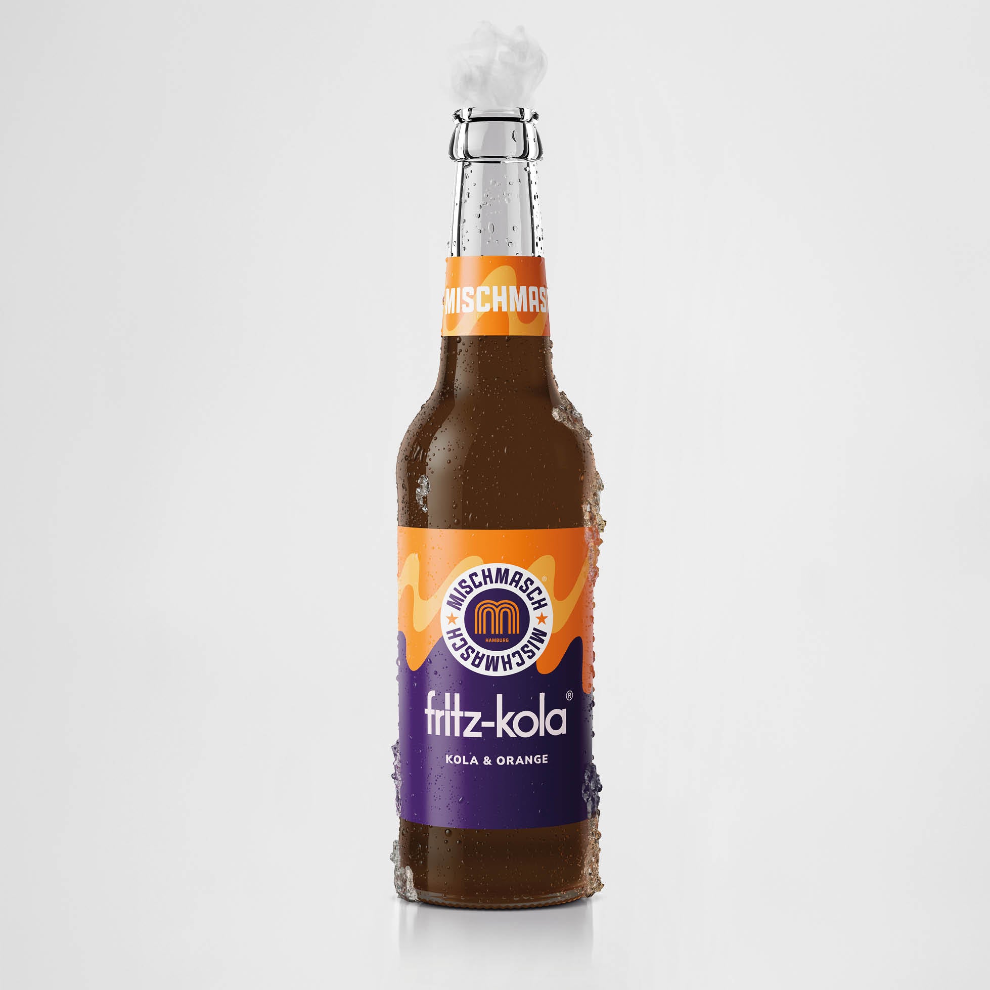 Eine Flasche fritz-kola mischmasch kola + orange. Die Flasche ist mit Kondenswasser bedeckt und steht vor einem hellen Hintergrund.
