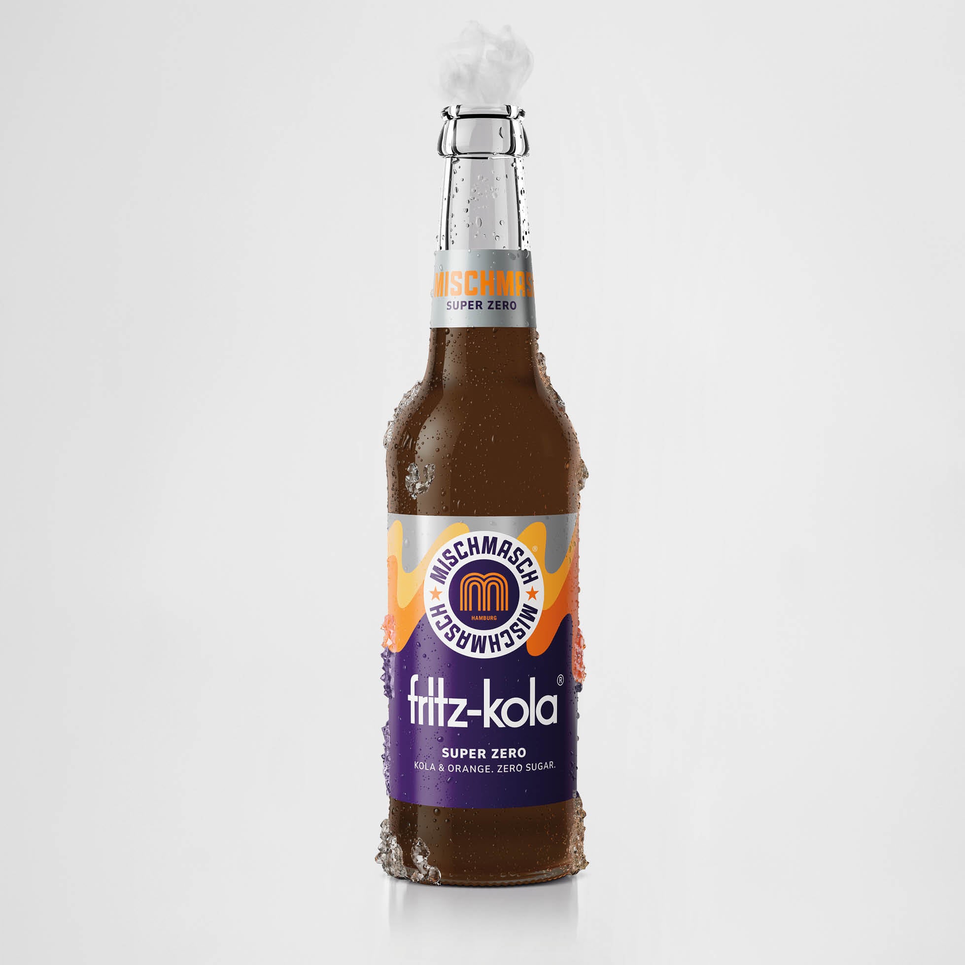 Eine Flasche fritz-kola mischmasch super-zero 0,33l. Die Flasche ist mit Kondenswasser bedeckt und steht vor einem hellen Hintergrund. Auf dem Etikett sind Wellen in den Akzentfarben silber, orange und lila