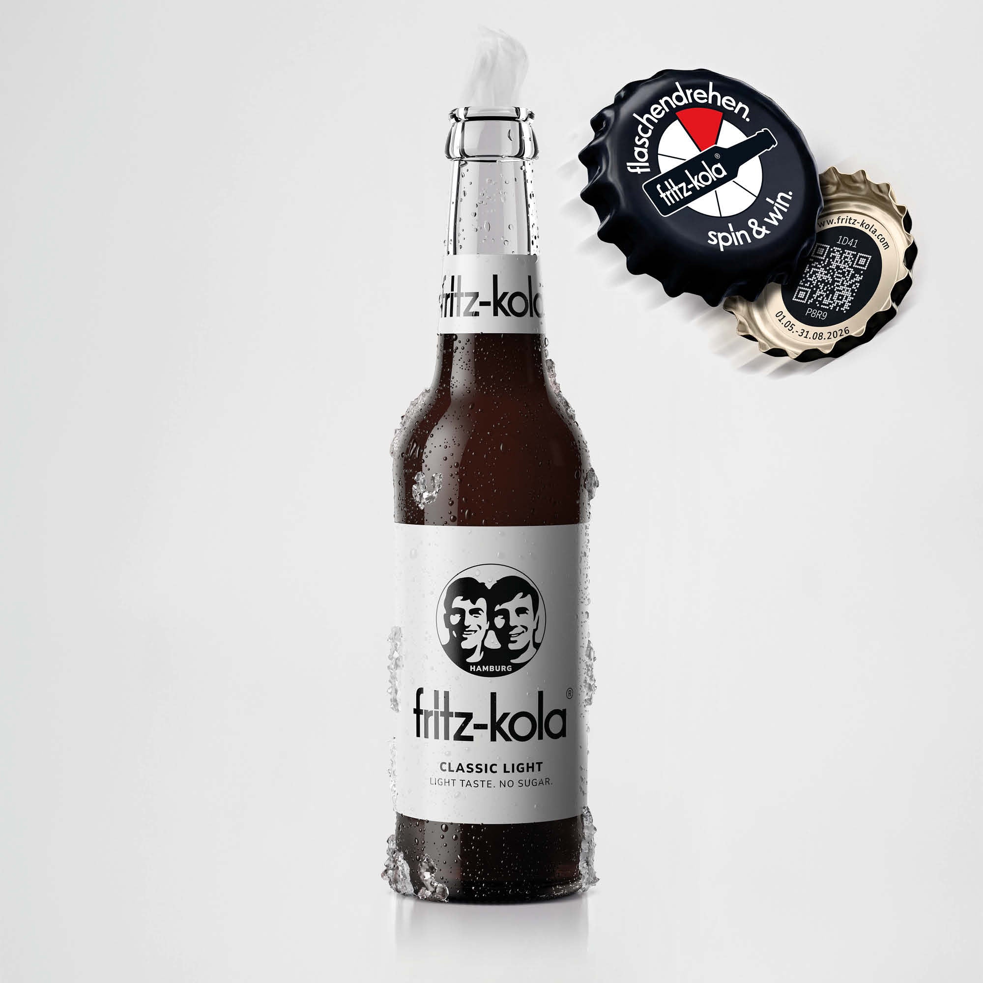 Eine Flasche fritz-kola classic ligth 0,33l. Die Flasche ist mit Kondenswasser bedeckt und steht vor einem hellen Hintergrund.