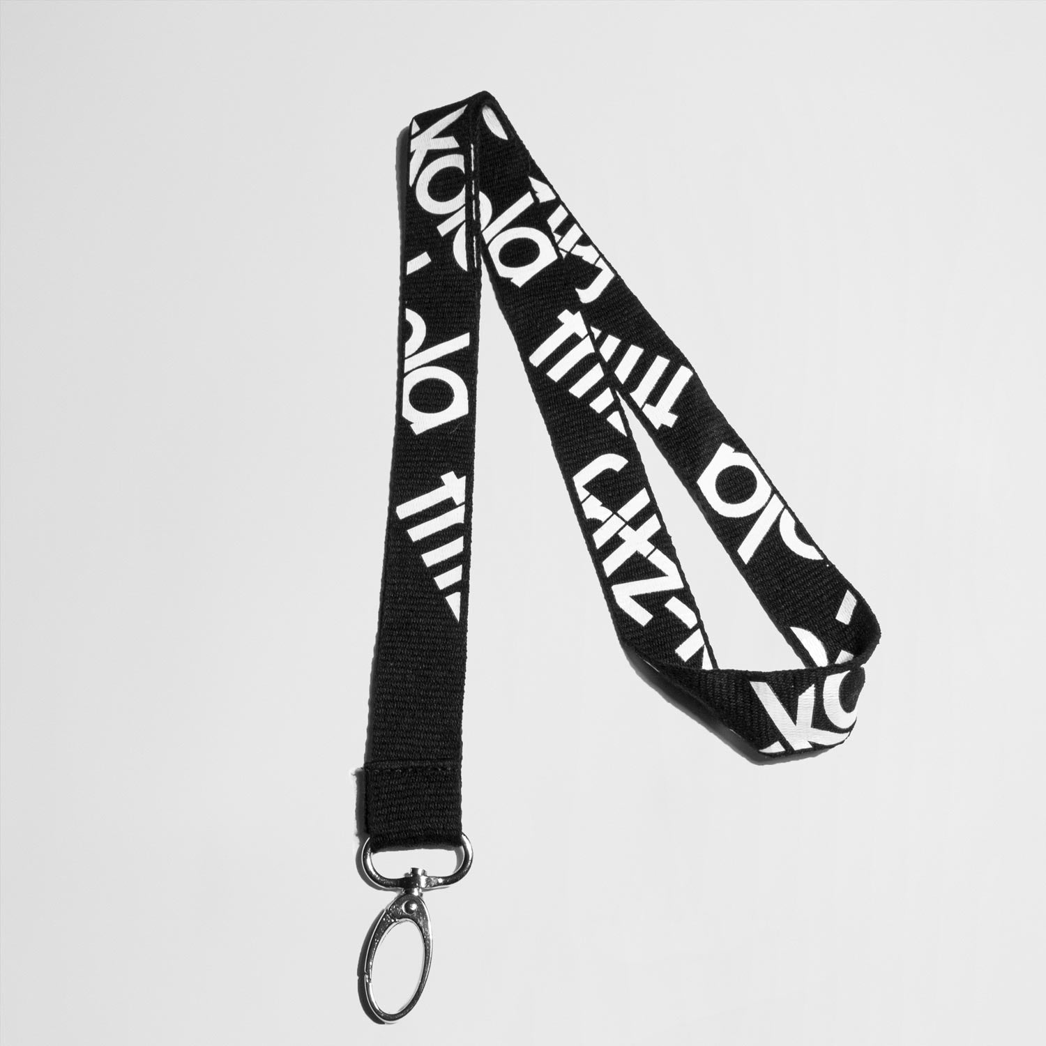 fritz-kola schlüsselband. schwares baumwoll band mit fritz-kola schriftzug. Abstrakter Look, durch diagonale schrift