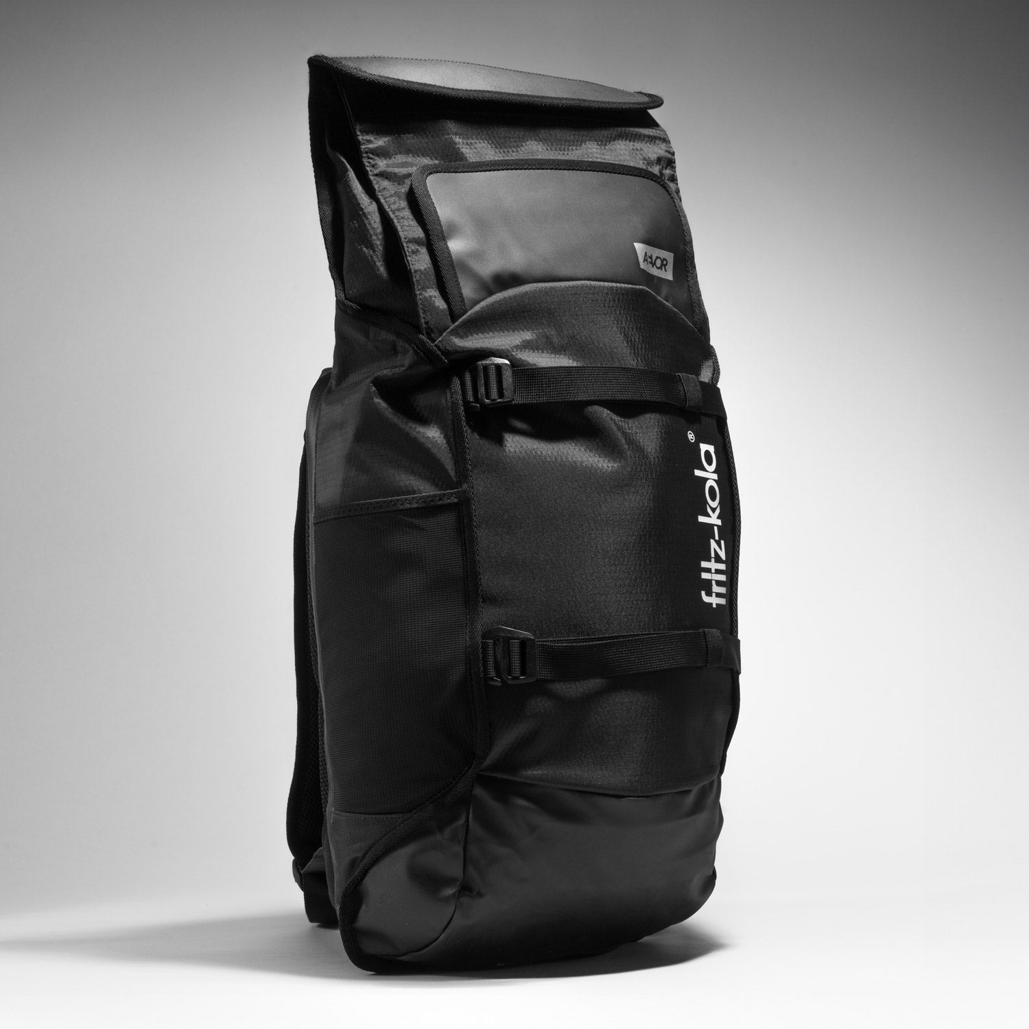aevor trip pack Rucksack im fritz-kola design. Der Rolltop ist geöffnet, sodass der Rucksack mehr Stauraum bietet.