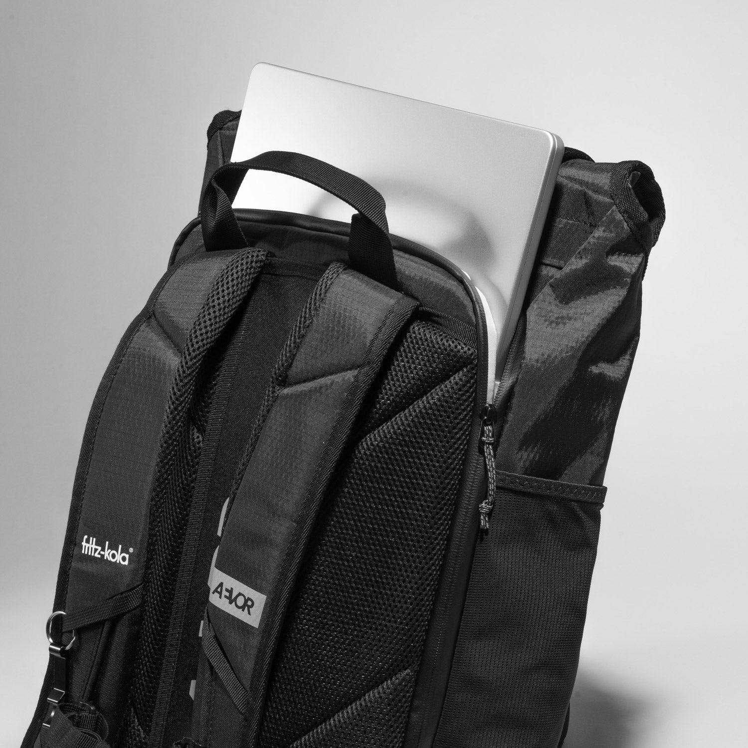 aevor trip pack im fritz-kola design mit einem geöffneten Laptopfach