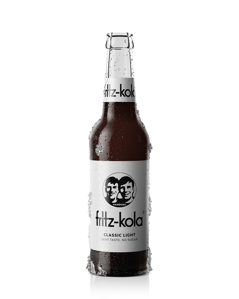 glasflasche fritz-kola organic mit schwarzen und grünen etiketten, mit kondenswasser und eisansatz, freigestellt