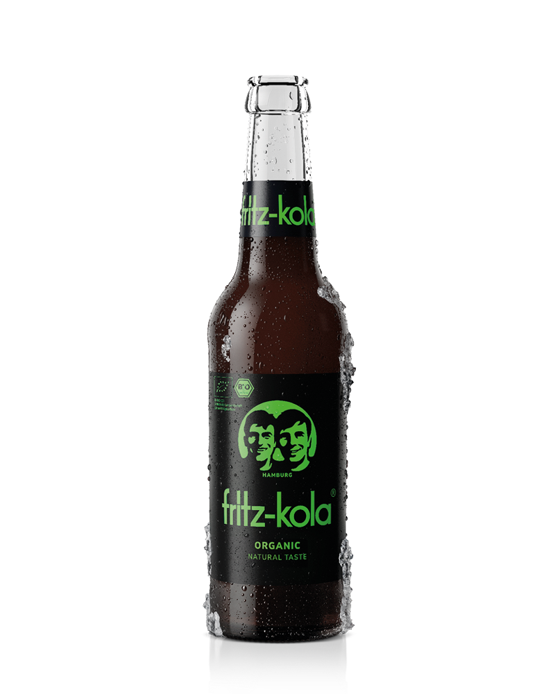 glasflasche fritz-kola organic mit schwarzen und grünen etiketten, mit kondenswasser und eisansatz, freigestellt vor weißem hintergrund