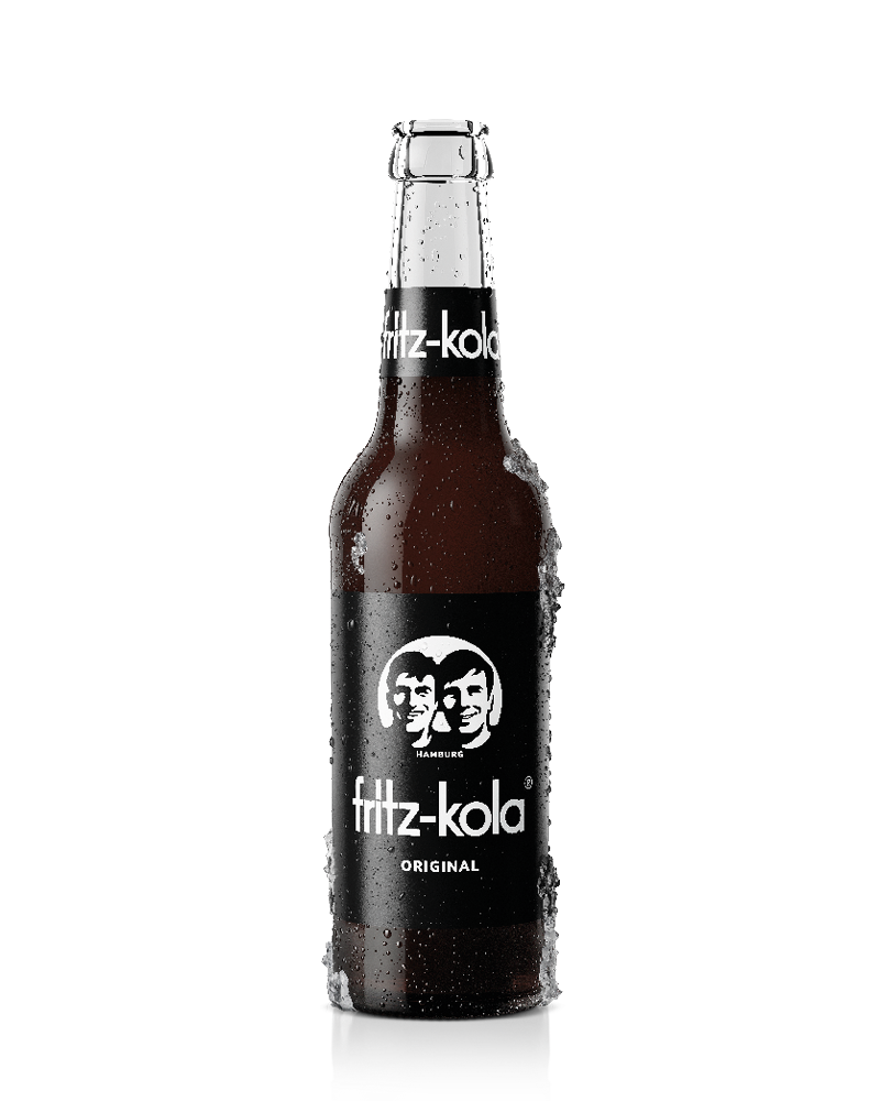 glasflasche fritz-kola original mit schwarzen etiketten, mit kondenswasser und eisansatz, freigestellt