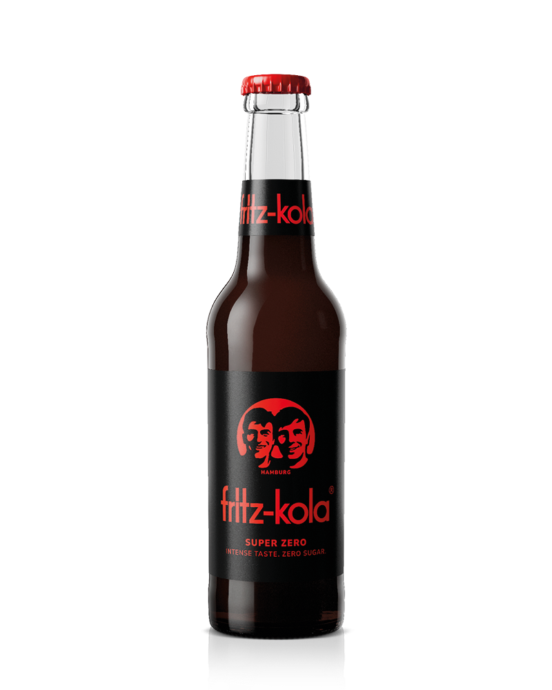 glasflasche fritz-kola super zero mit schwarzen etiketten und roten akzenten, freigestellt 