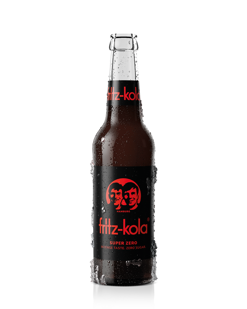 glasflasche fritz-kola super zero mit schwarzen etiketten und roten akzenten, mit kondenswasser und eisansatz, freigestellt
