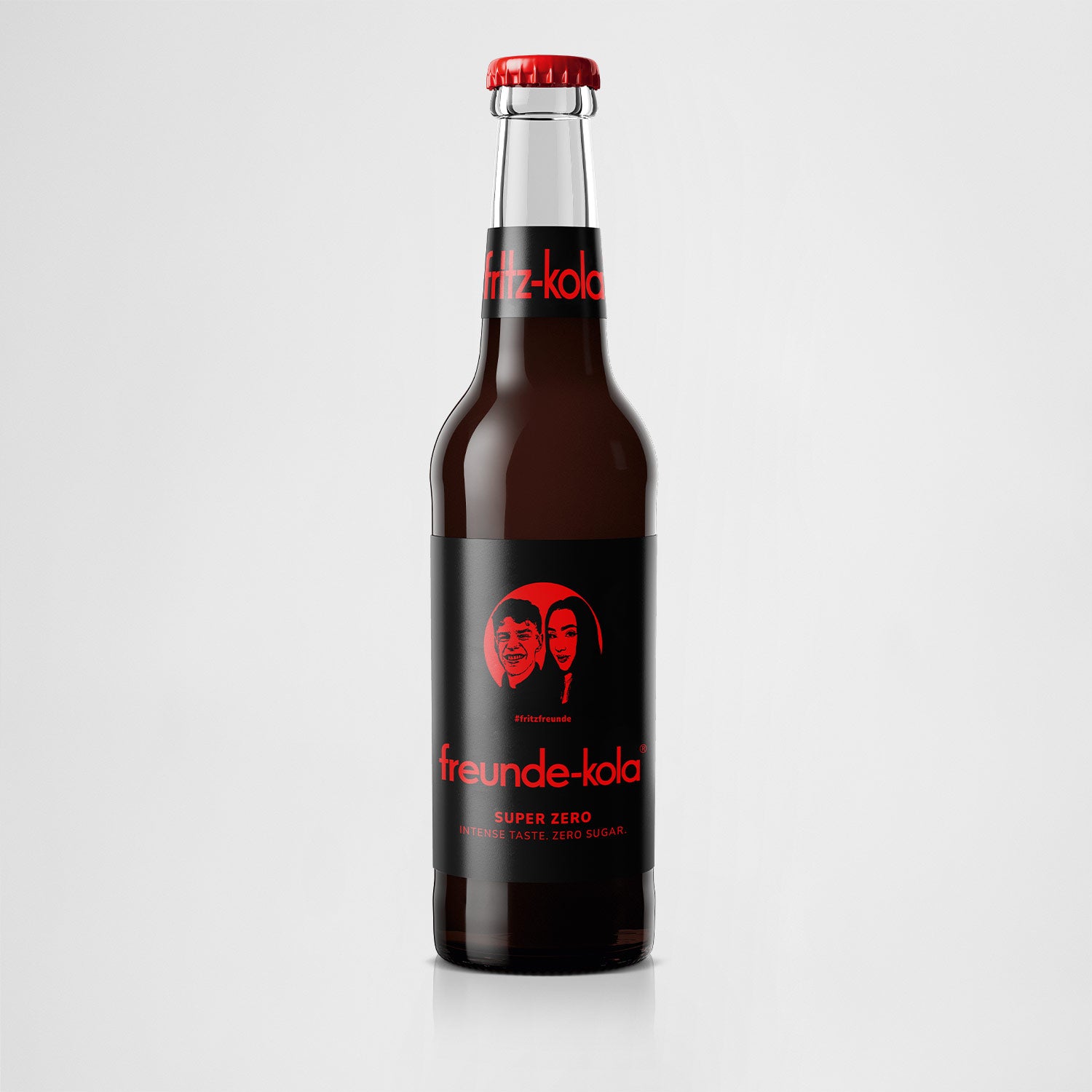 Packshot der fritz-kola super zero sonderetikett edition mit den influencer levi & elisa 