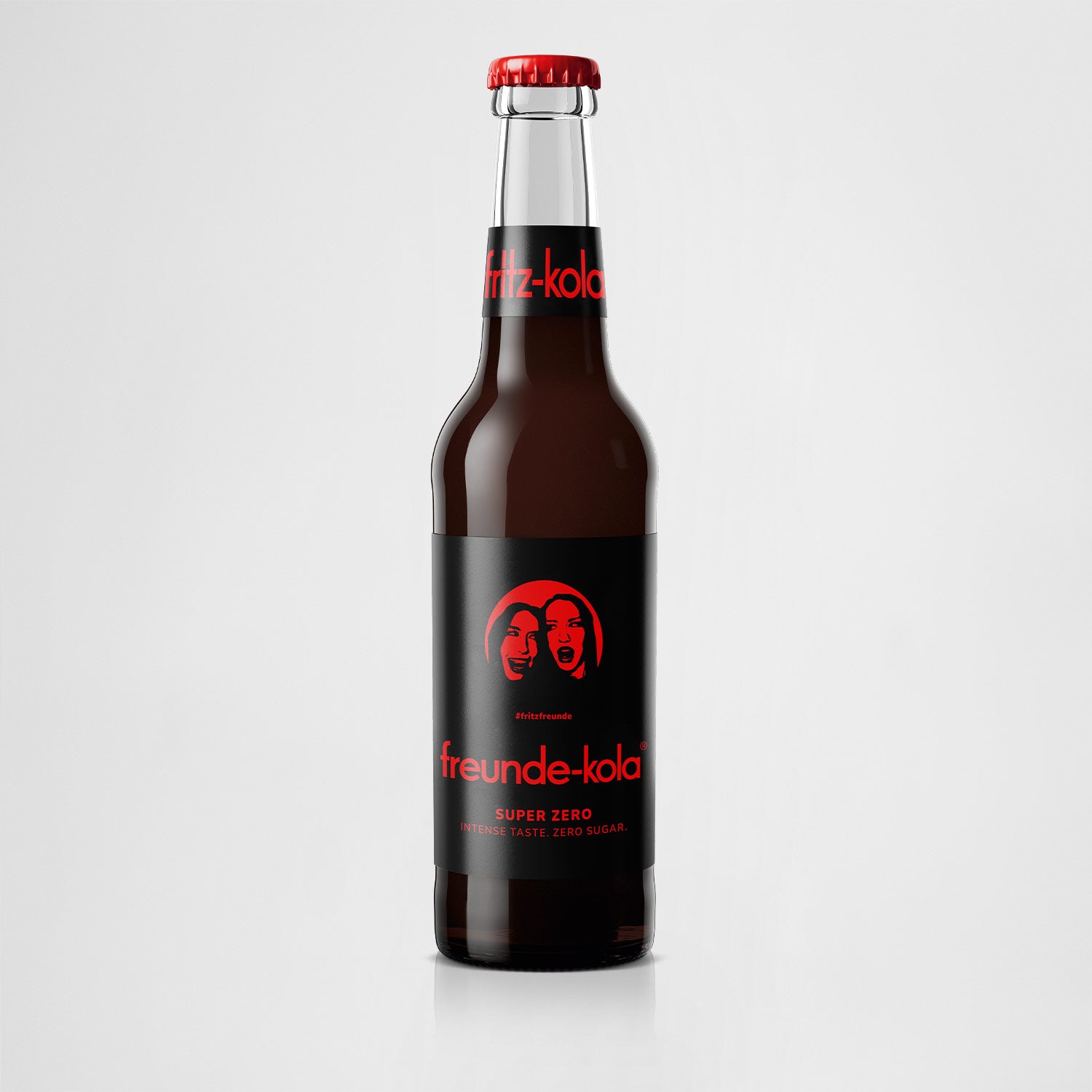 Packshot der fritz-kola super zero sonderetikett edition mit den influencerinnen nasty & yana