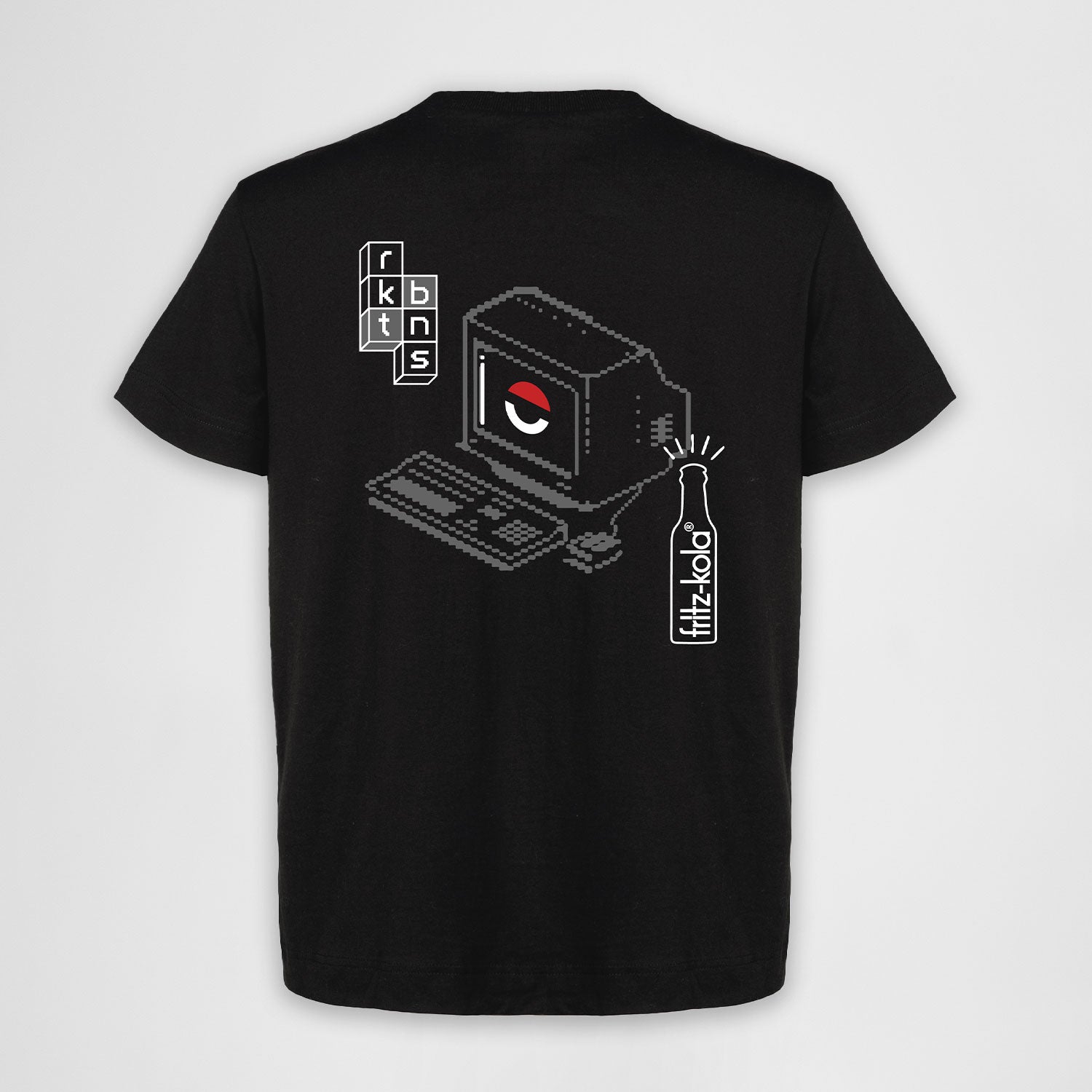 Rückseite des schwarzen fritz-kola x rktbns T-Shirts flach ausgelegt - zeigt pixel-inspirierten Retro-Computer mit rotem Auge auf dem Bildschirm, "rktbns" Schriftzug links und fritz-kola Flasche