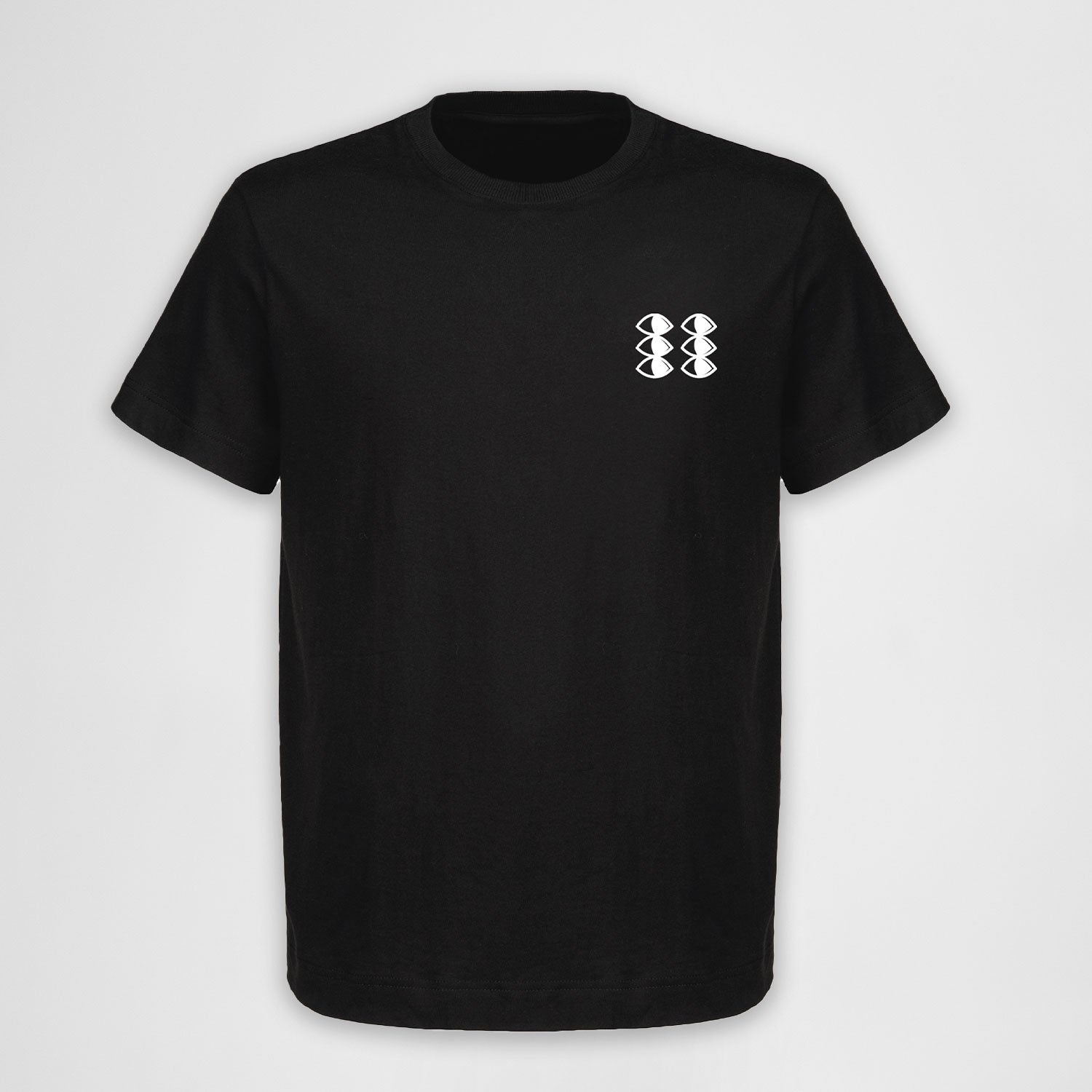 Vorderseite des schwarzen fritz-kola x rktbns T-Shirts mit kleinem weißen Logo auf der Brust (3 Augen Paare)