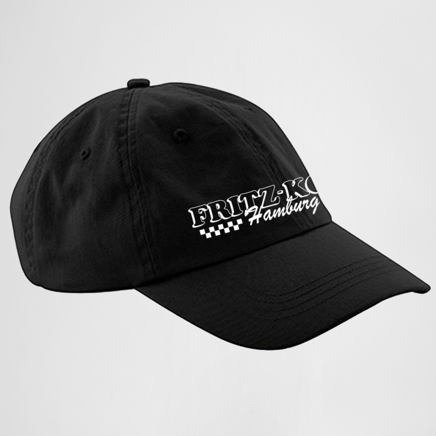schwarzes fritz.kola cap "fritz-kola"stick in geschwungenen weißen Buchstaben. Darunter "Hamburg" zwischen karierten Streifen. 